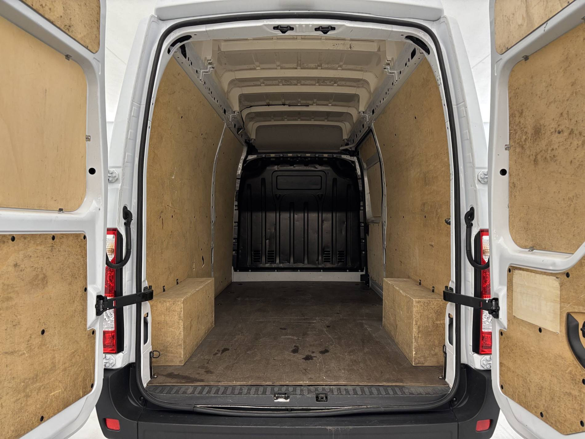 Vente en ligne Renault Master Fourgon MASTER FGN TRAC F3500 L3H3 BLUE DCI 135 au prix de 24 990 €