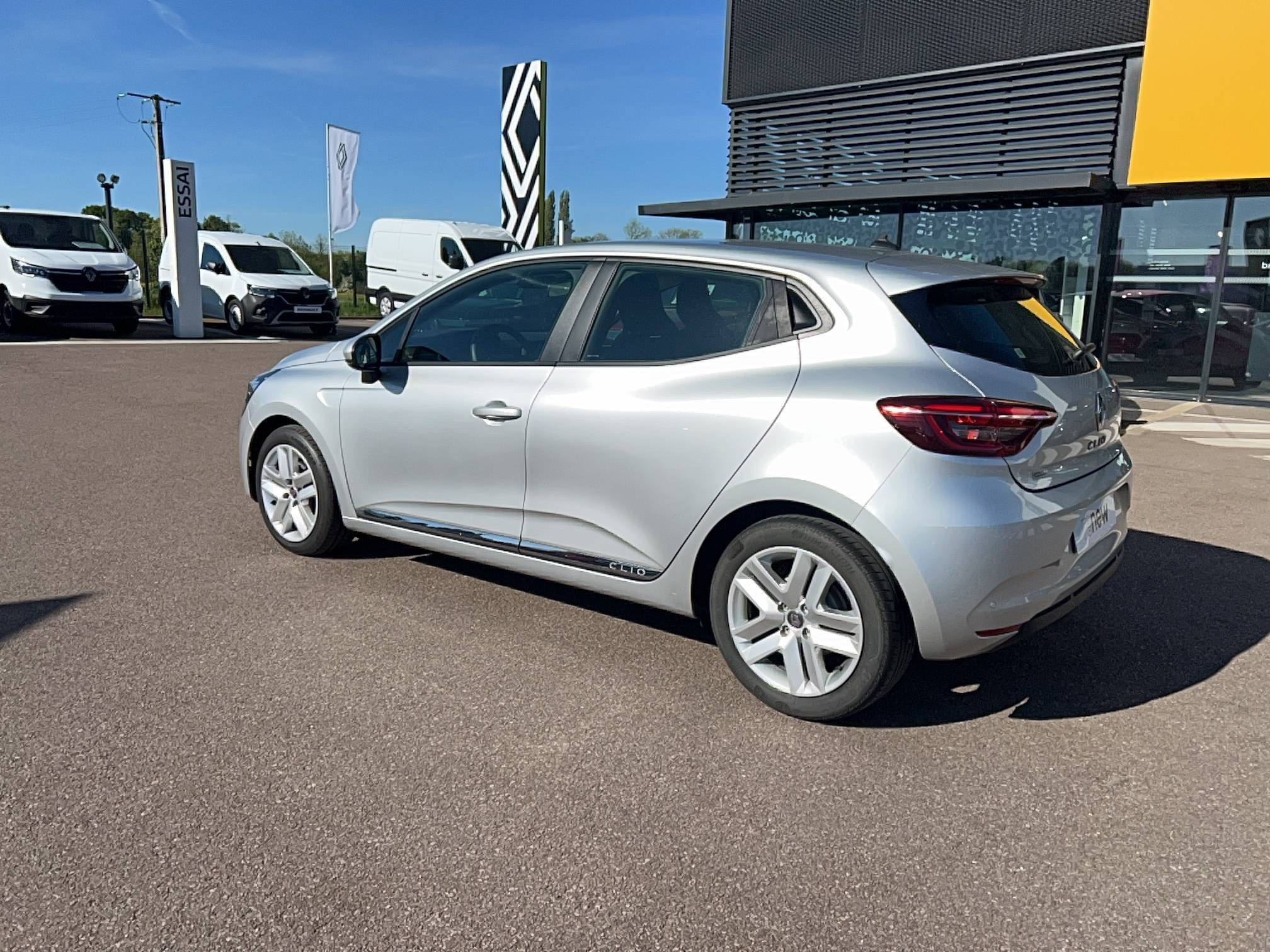 Vente en ligne Renault Clio 5 Clio E-Tech 140 - 21N au prix de 17 491 €