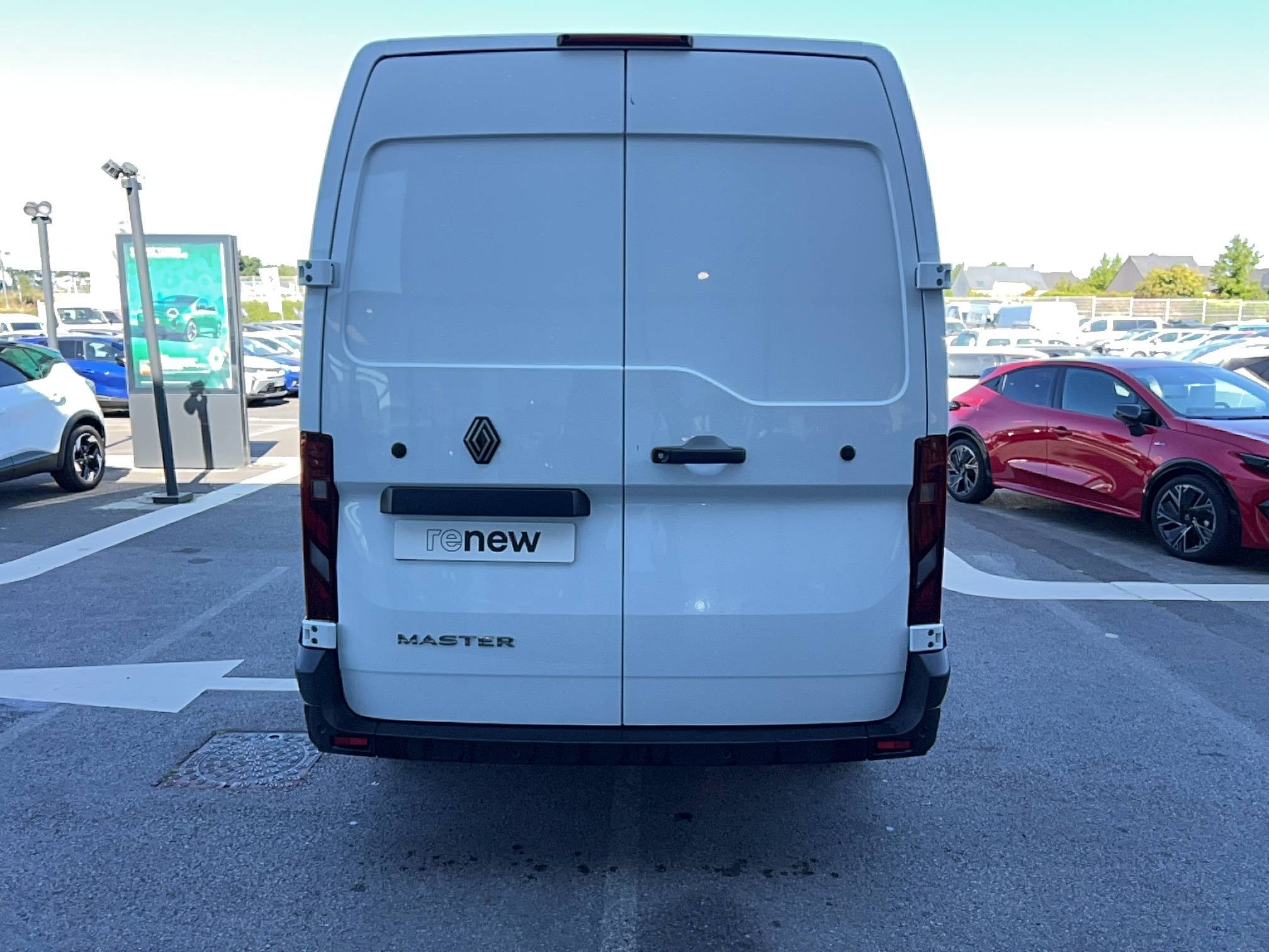 Vente en ligne Renault Master Fourgon MASTER FG BLUE DCI 130 L2H2 3T5 TR au prix de 29 990 €