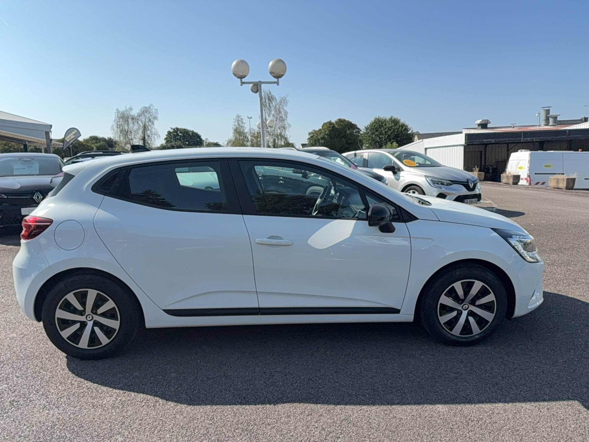 Vente en ligne Renault Clio 5 Clio E-Tech full hybrid 145 au prix de 16 690 €