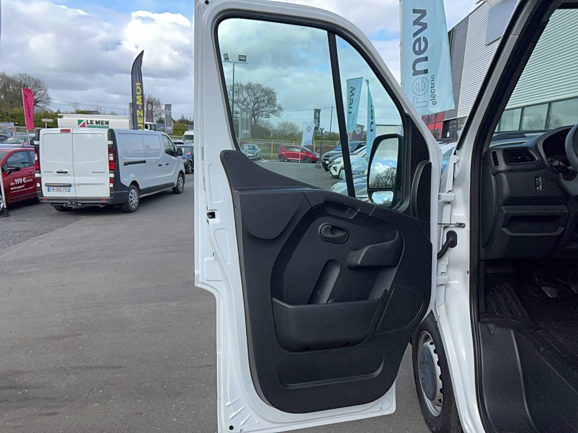 Vente en ligne Renault Master Fourgon MASTER FGN TRAC F3500 L2H2 BLUE DCI 135 au prix de 23 590 €