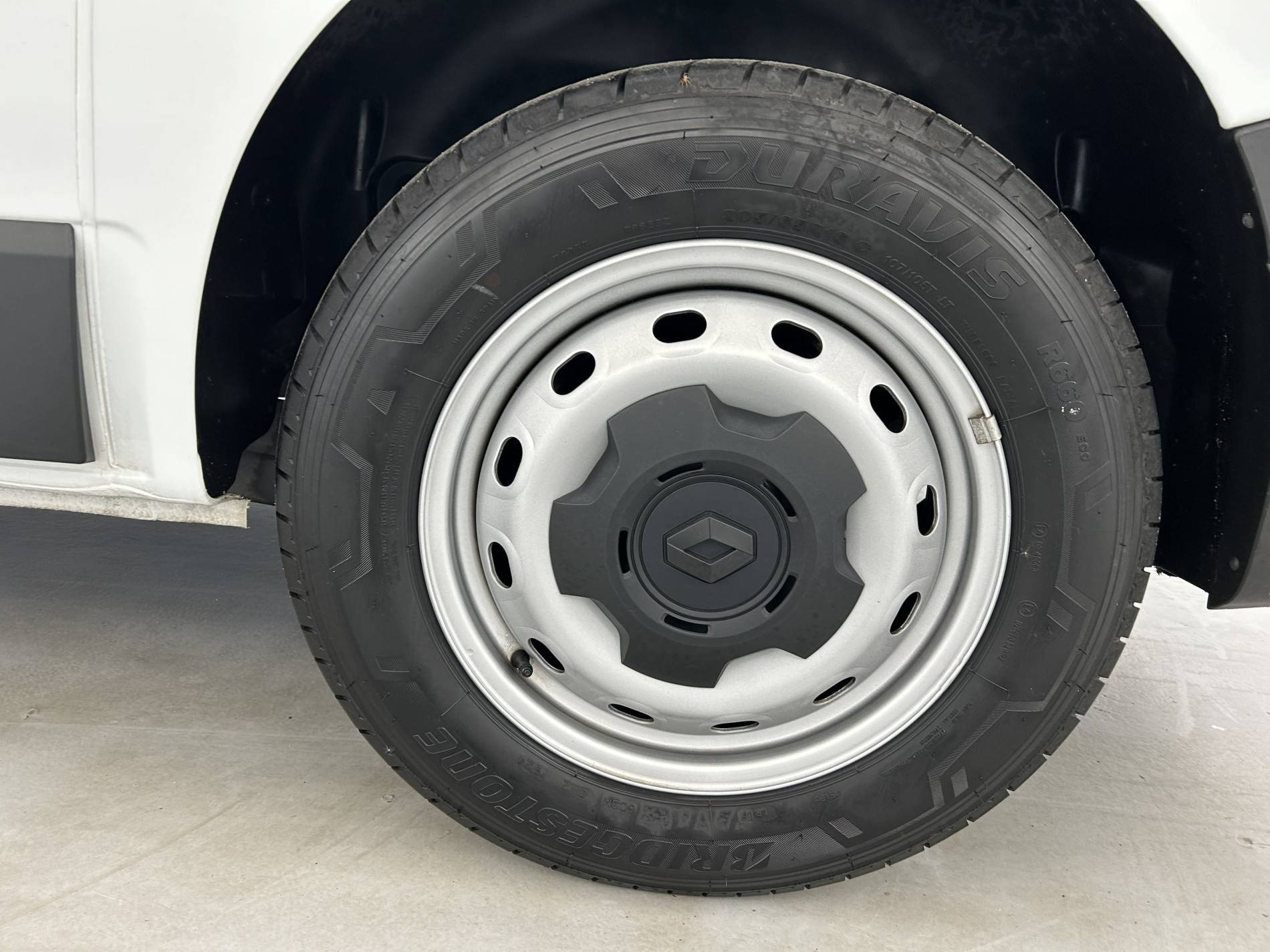 Vente en ligne Renault Trafic 3 Fourgon TRAFIC FG BLUE DCI 130 L1H1 3T GSR2 au prix de 26 750 €