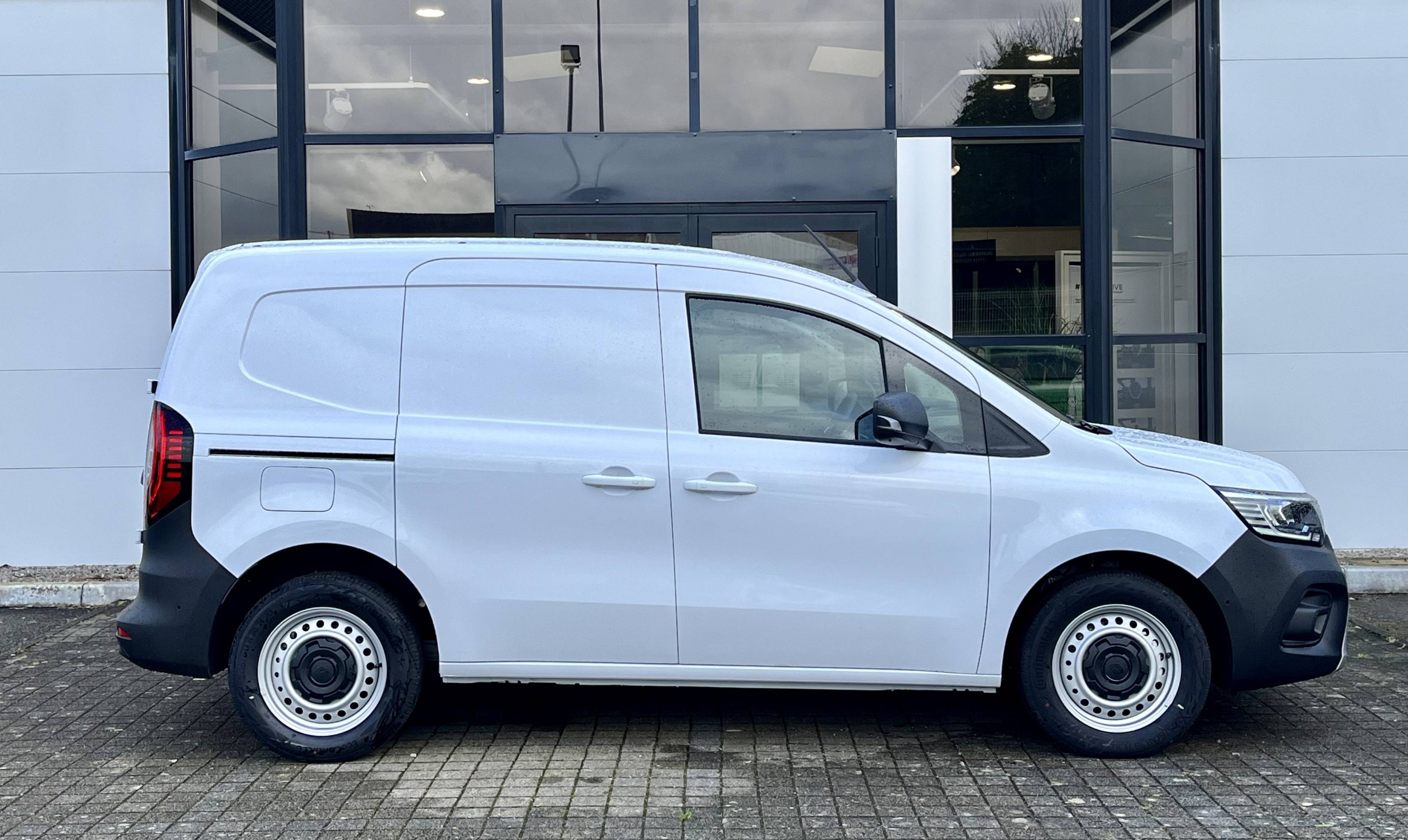 Vente en ligne Renault Kangoo Van E-Tech  FG TOLE L1 AC22/DC80 GSR2 au prix de 30 990 €