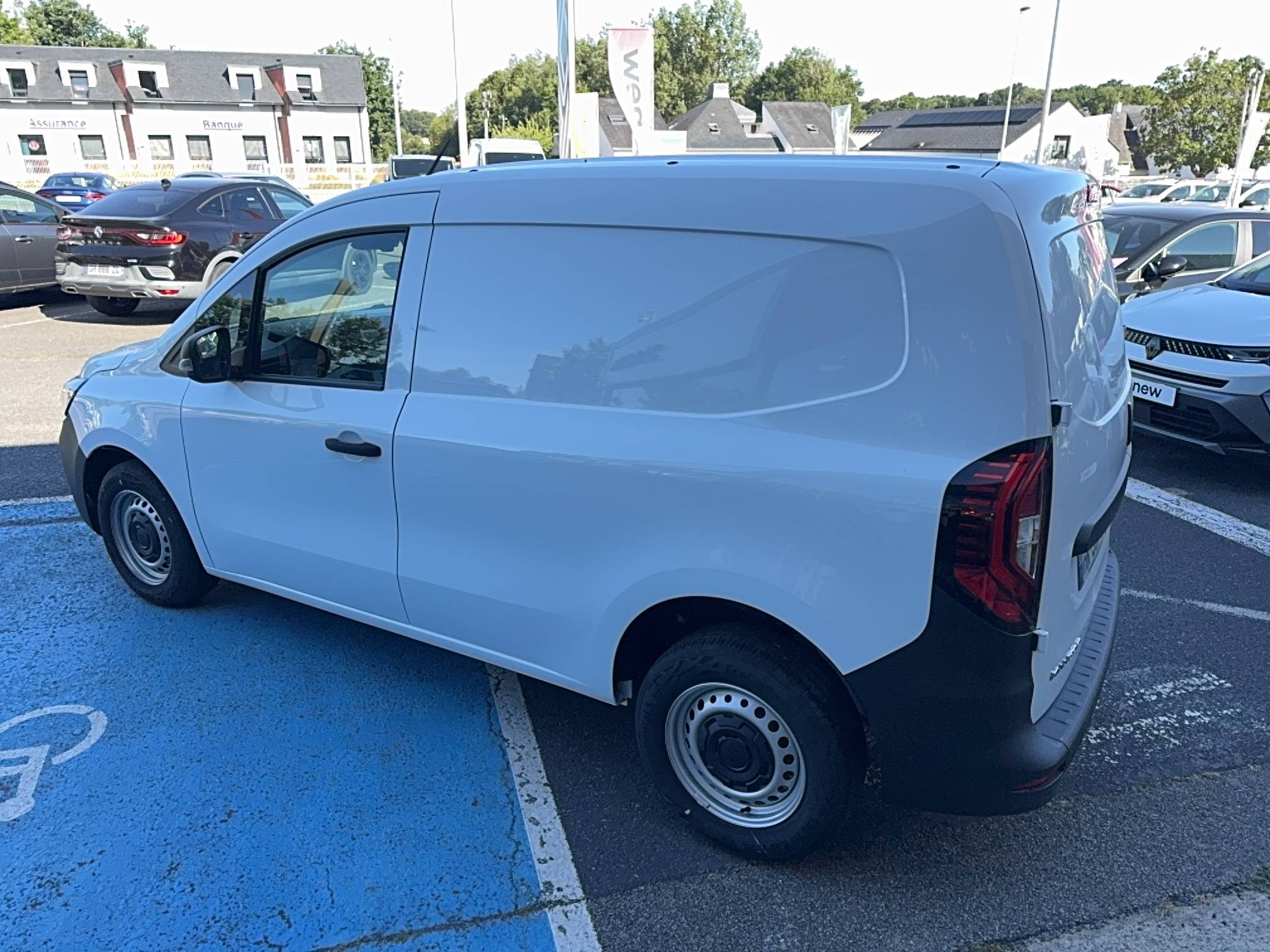 Vente en ligne Renault Kangoo Van  FG TOLE DCI 95 L1 AUTO au prix de 25 000 €
