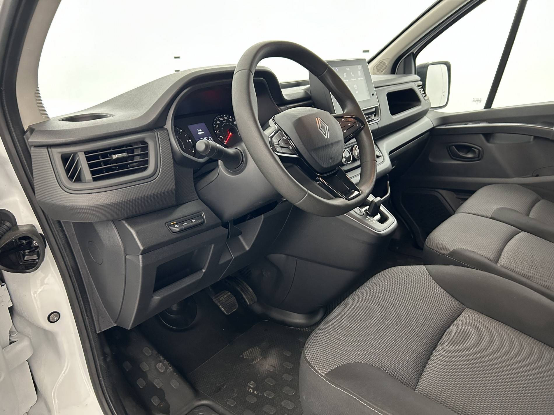 Vente en ligne Renault Trafic Cabine Approfondie  Boite Automatique BLUE DCI 150 L2H1 3T AUTO au prix de 36 490 €