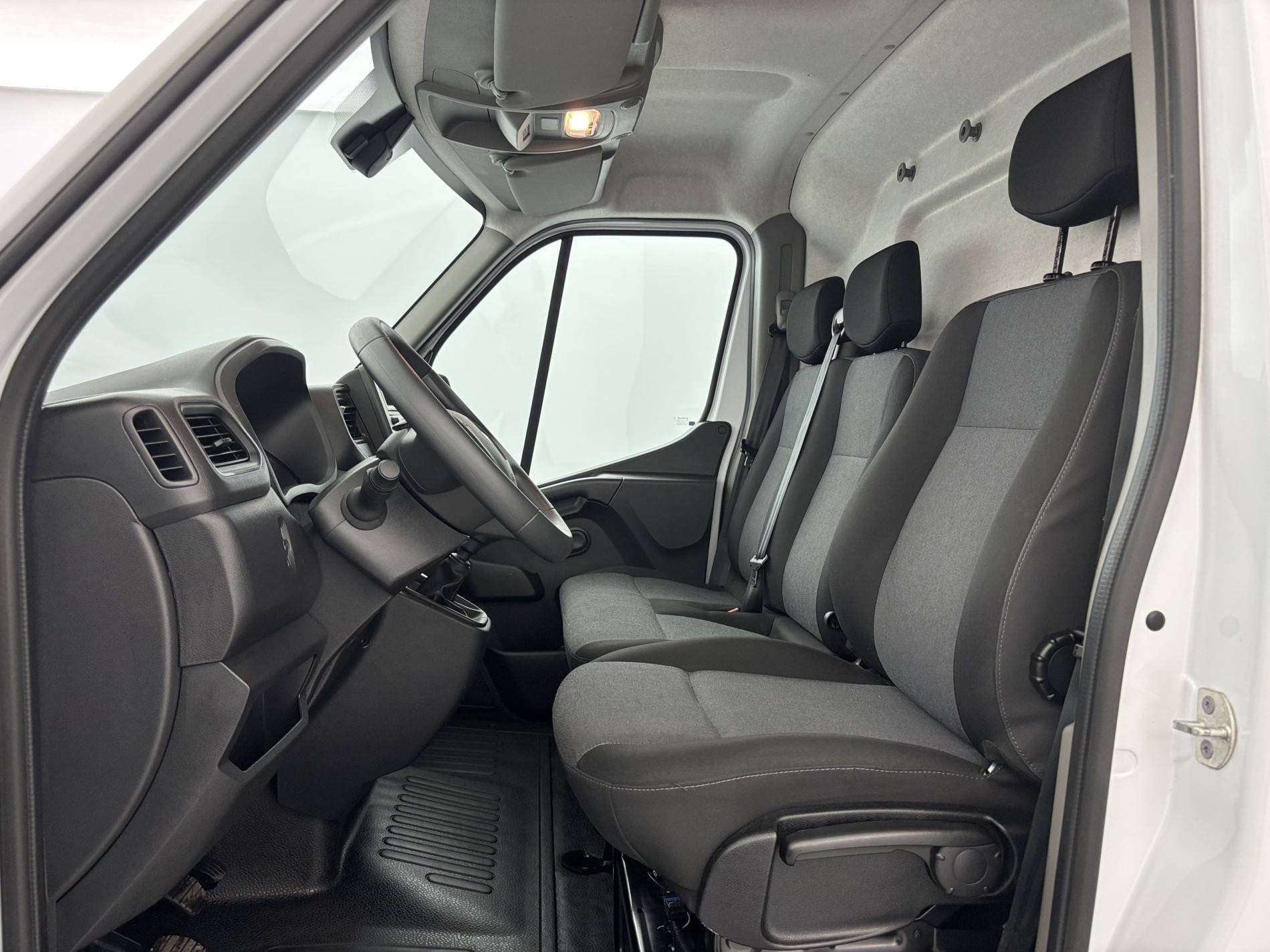 Vente en ligne Renault Master Fourgon MASTER FGN TRAC F3500 L2H2 BLUE DCI 135 au prix de 21 990 €