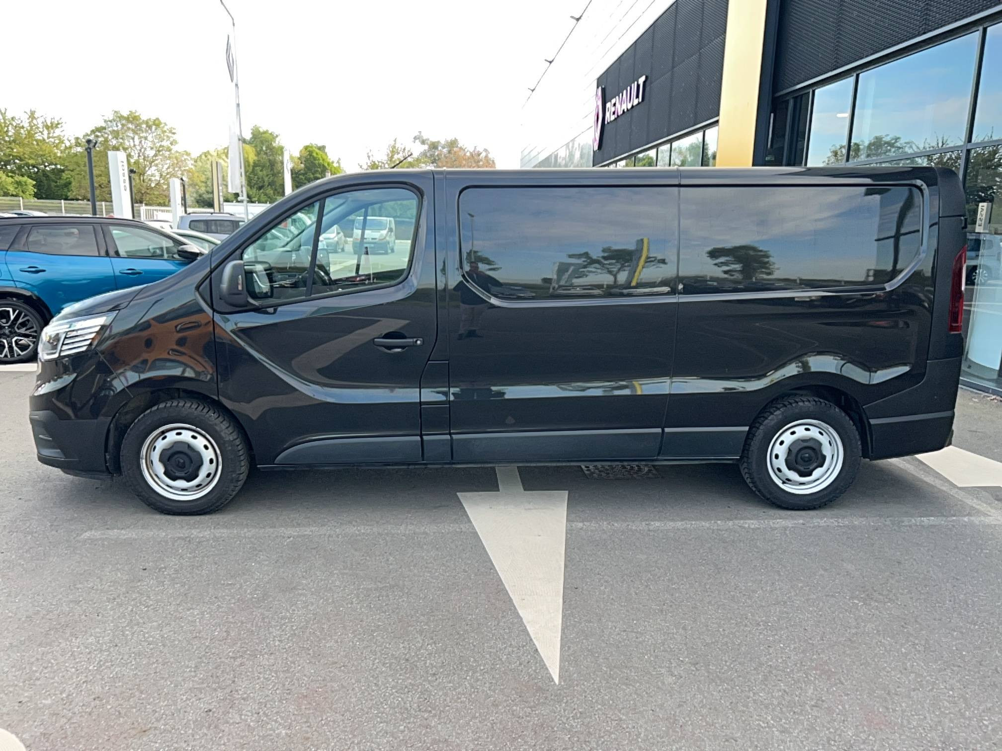 Vente en ligne Renault Trafic 3 Fourgon TRAFIC FGN L2H1 3000 KG BLUE DCI 130 au prix de 17 990 €