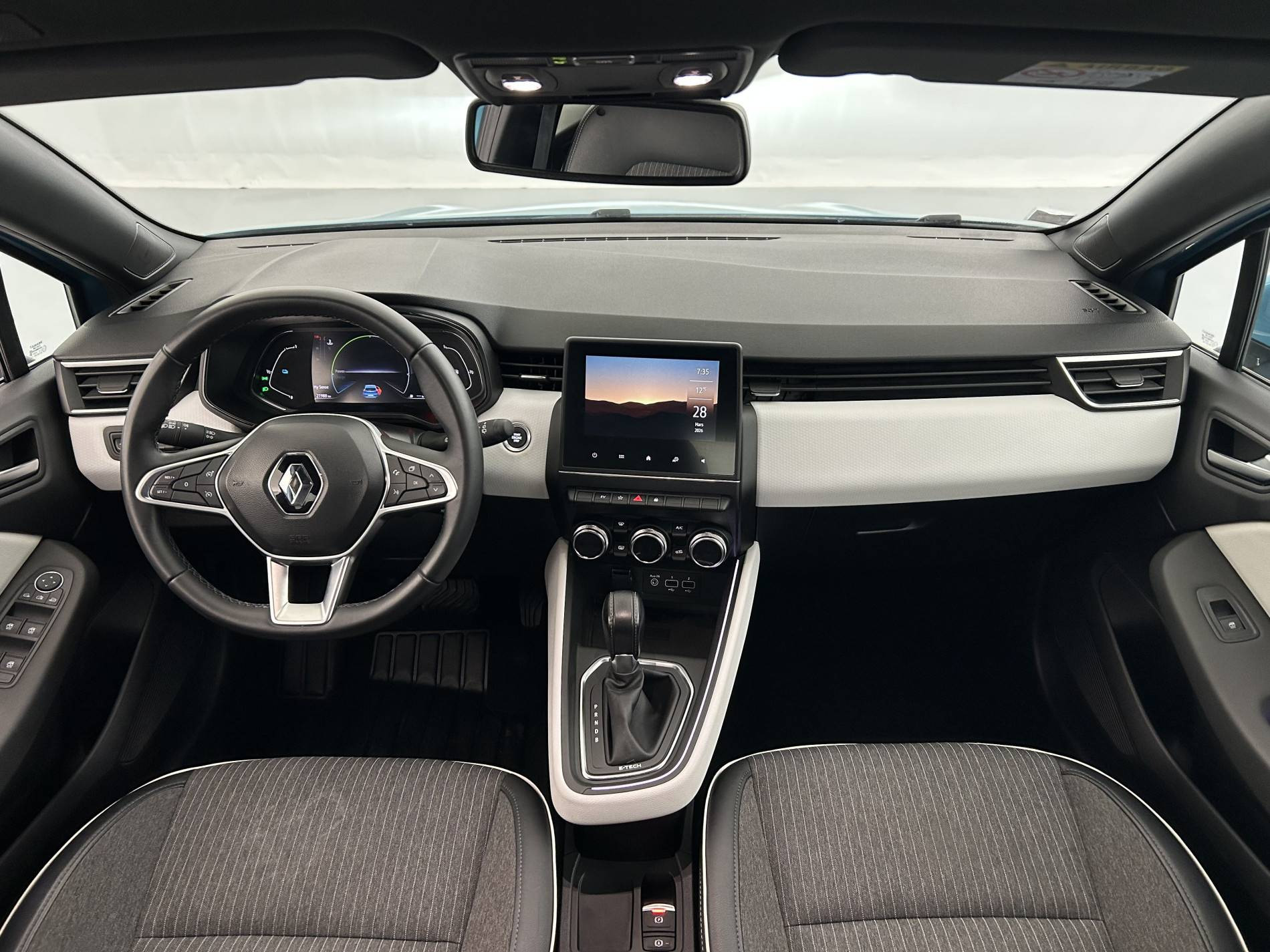 Vente en ligne Renault Clio 5 Clio E-Tech 140 - 21N au prix de 18 499 €