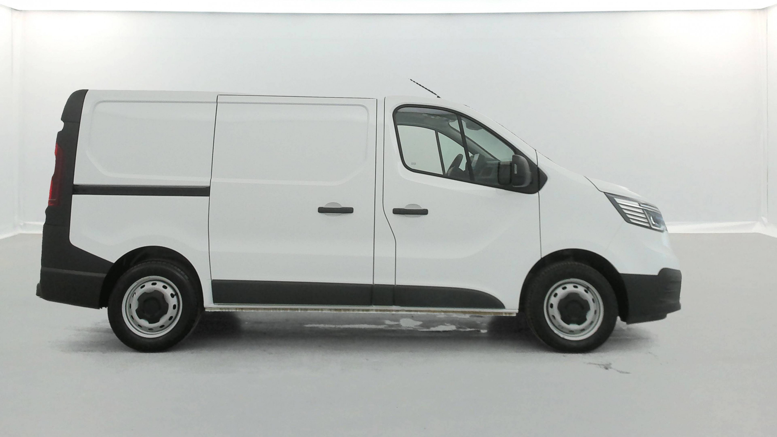 Vente en ligne Renault Trafic 3 Fourgon TRAFIC FG BLUE DCI 130 L1H1 3T GSR2 au prix de 22 490 €