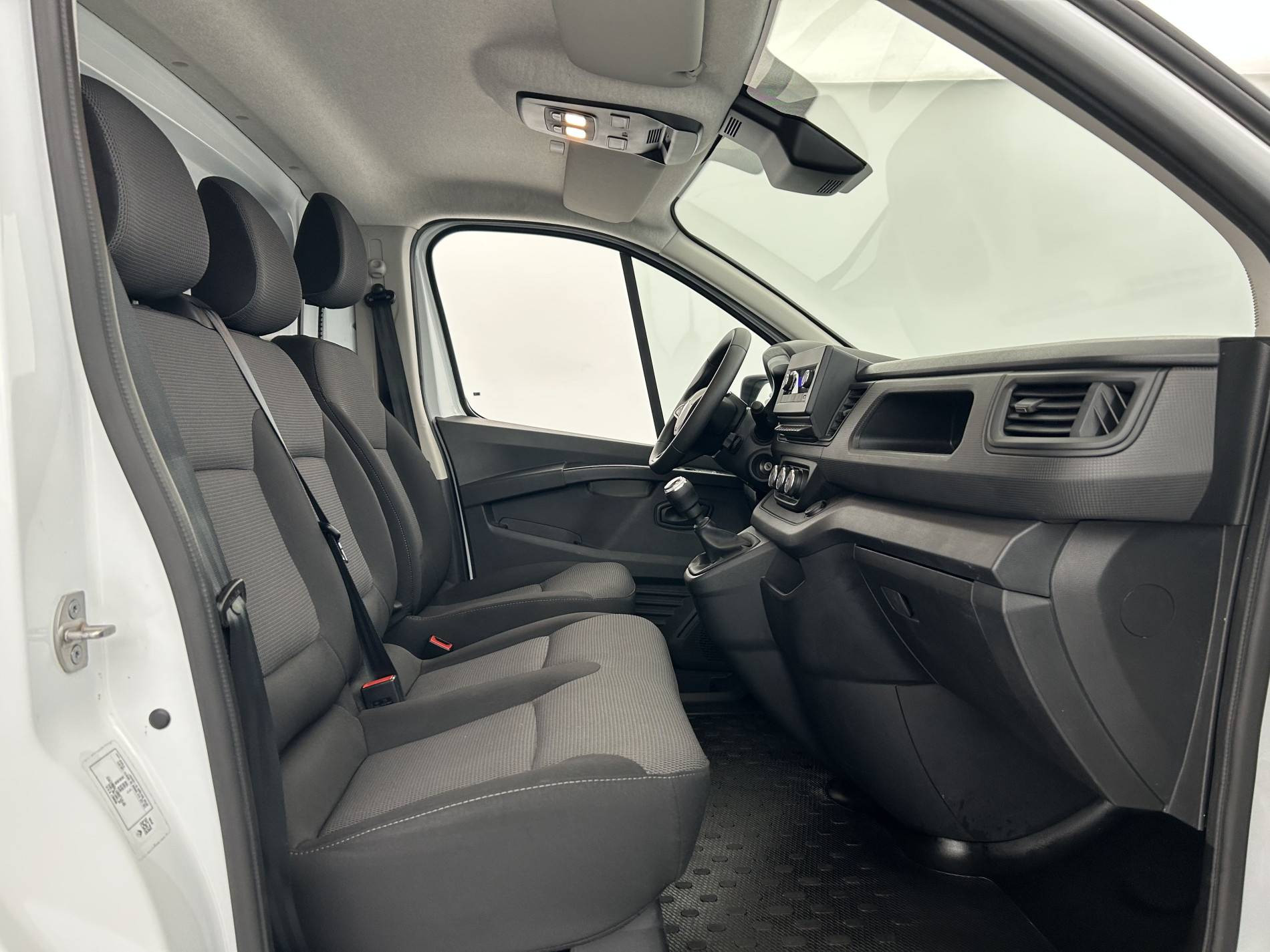 Vente en ligne Renault Trafic 3 Fourgon TRAFIC PC L2H1 3T BLUE DCI 150 au prix de 24 990 €