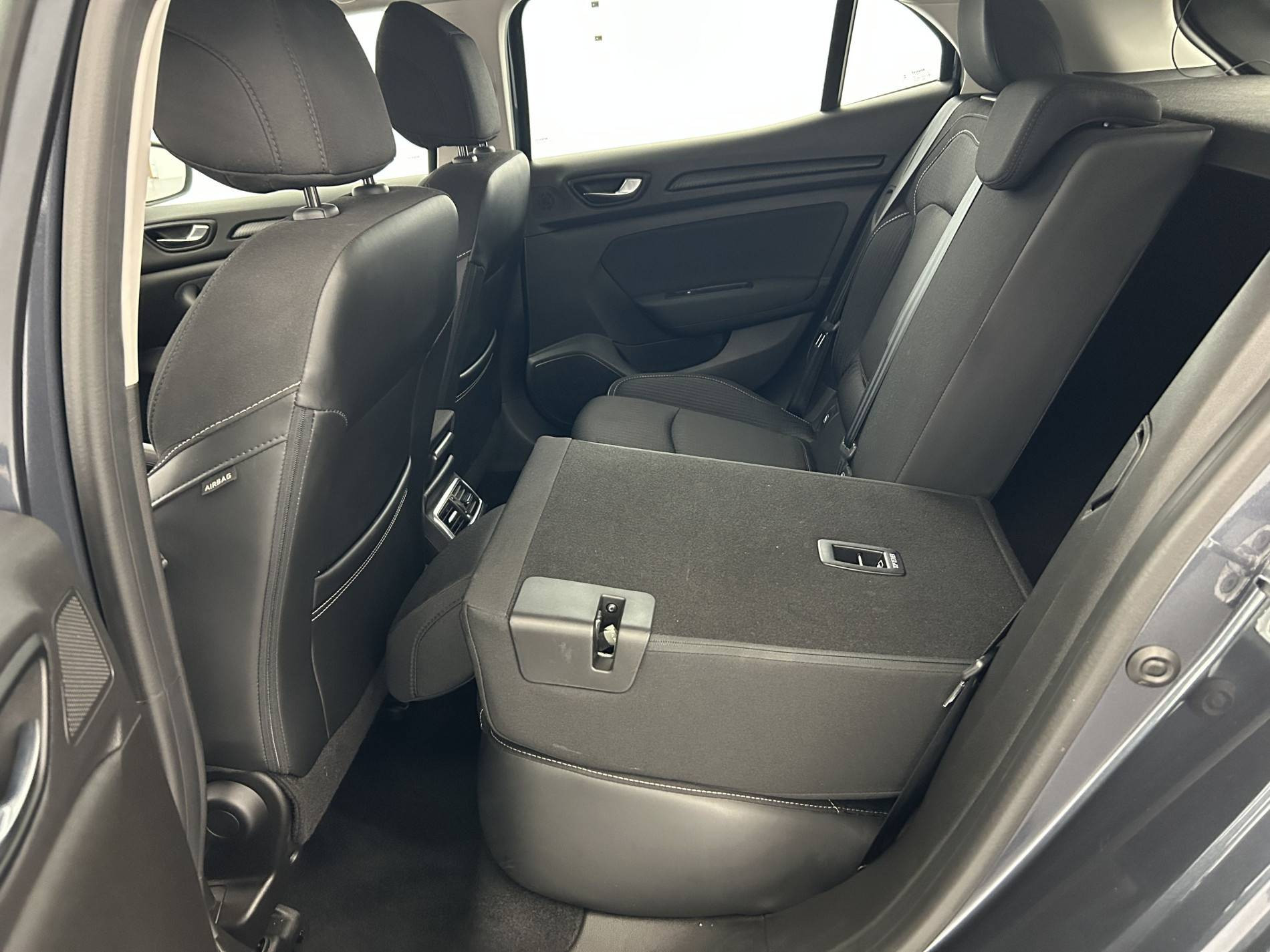 Vente en ligne Renault Megane 4 Mégane IV Berline Blue dCi 115 EDC au prix de 14 790 €