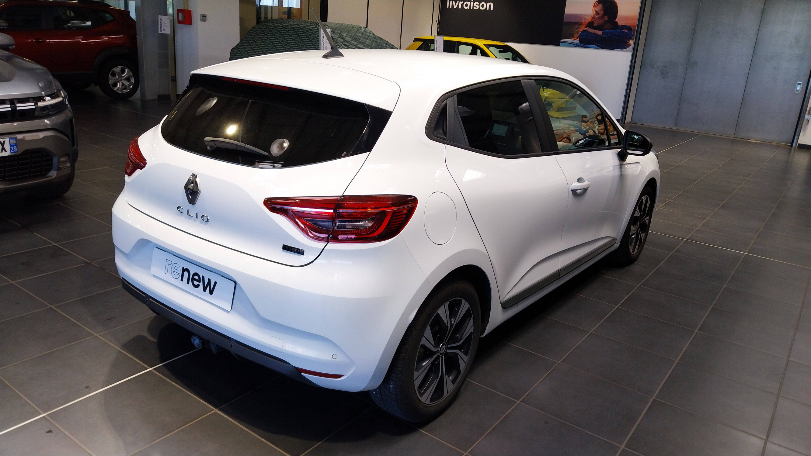 Vente en ligne Renault Clio 5 Clio E-Tech full hybrid 145 au prix de 15 890 €