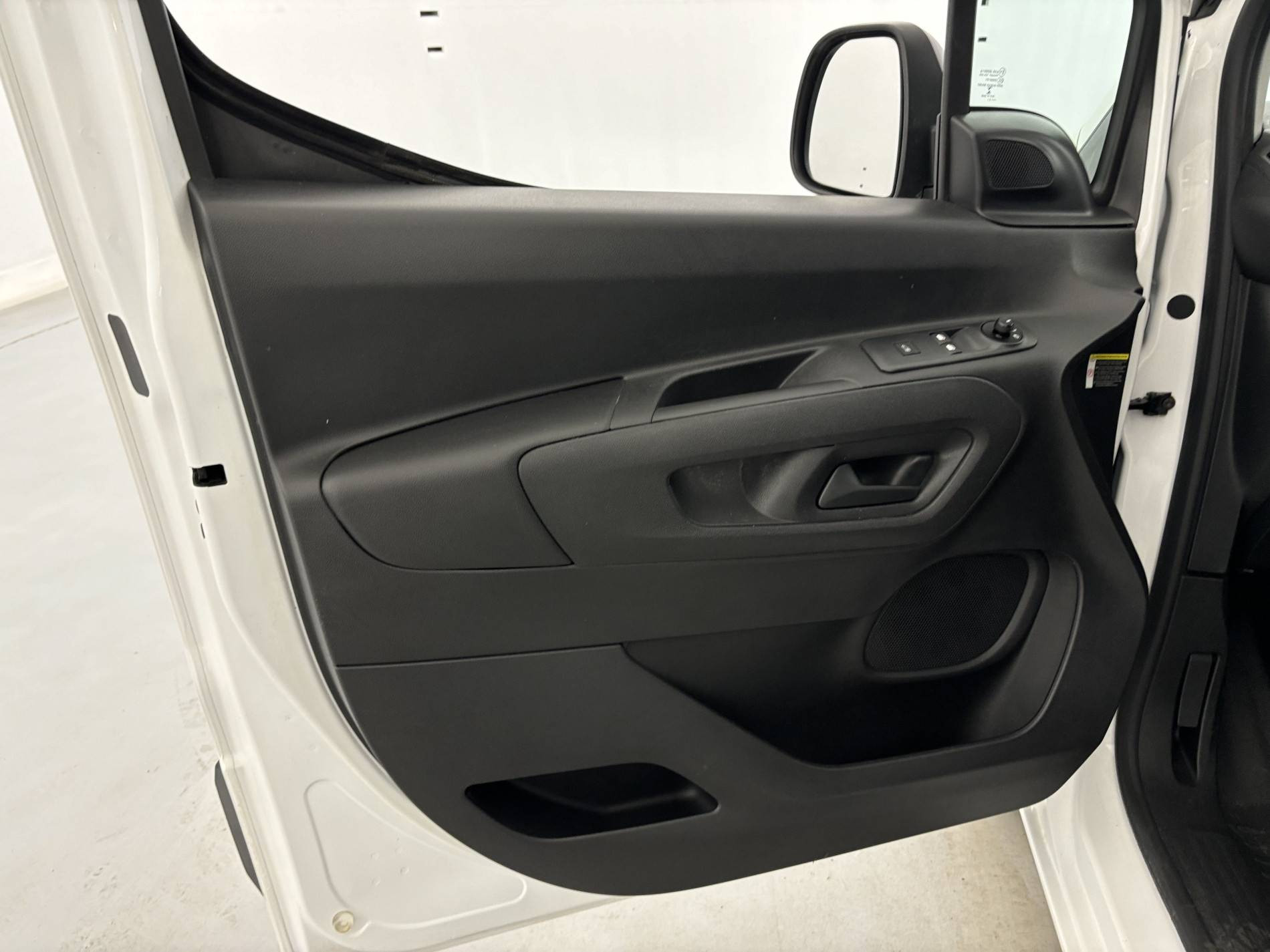 Vente en ligne Peugeot Partner Fourgon  STANDARD 650 KG BLUEHDI 100 S&S BVM5 au prix de 11 990 €