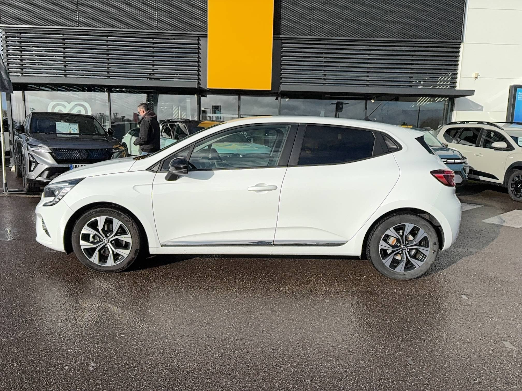 Vente en ligne Renault Clio 5 Clio E-Tech hybride 145 au prix de 17 391 €