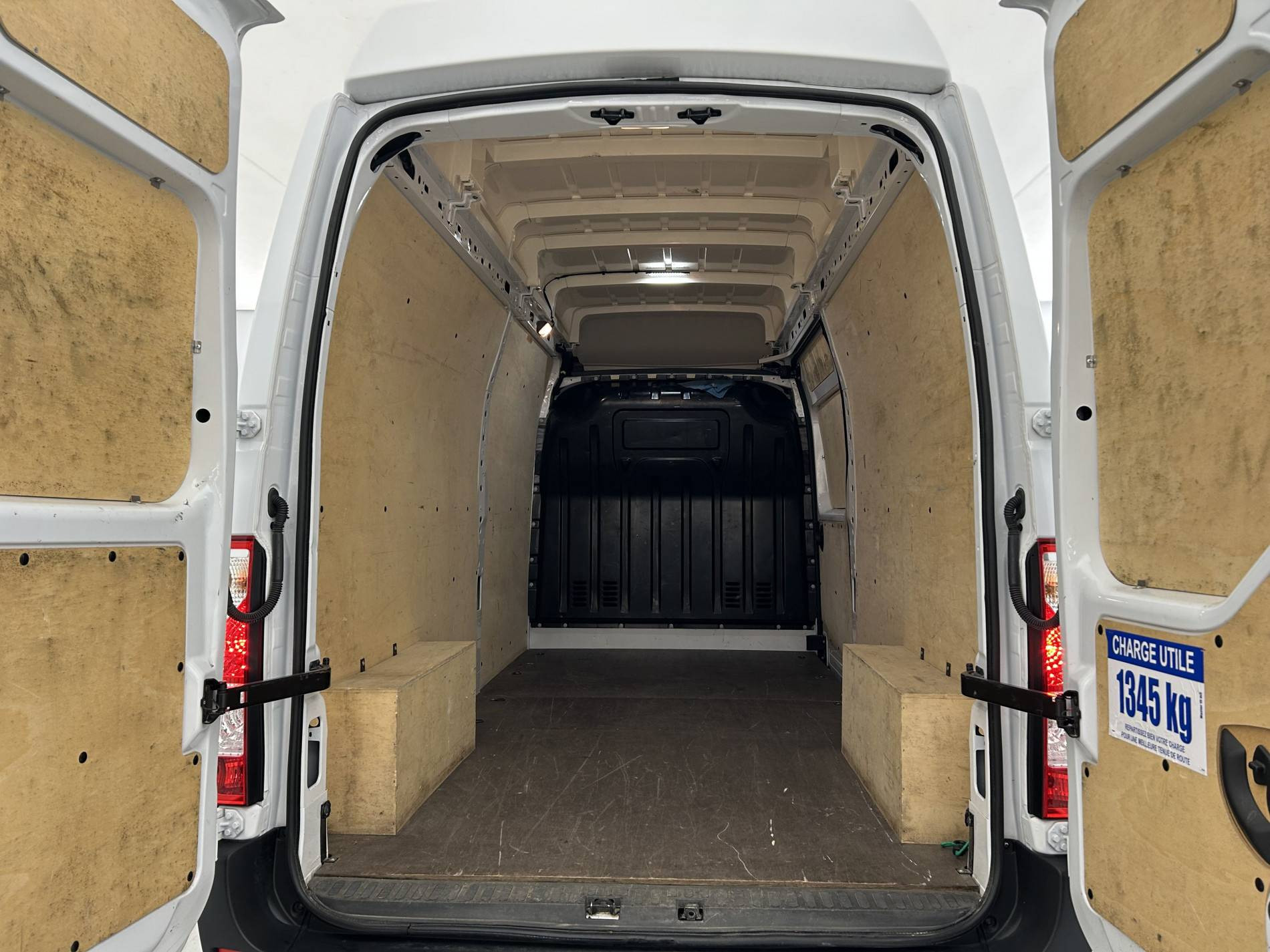 Vente en ligne Renault Master Fourgon MASTER FGN TRAC F3500 L3H3 BLUE DCI 135 au prix de 26 490 €