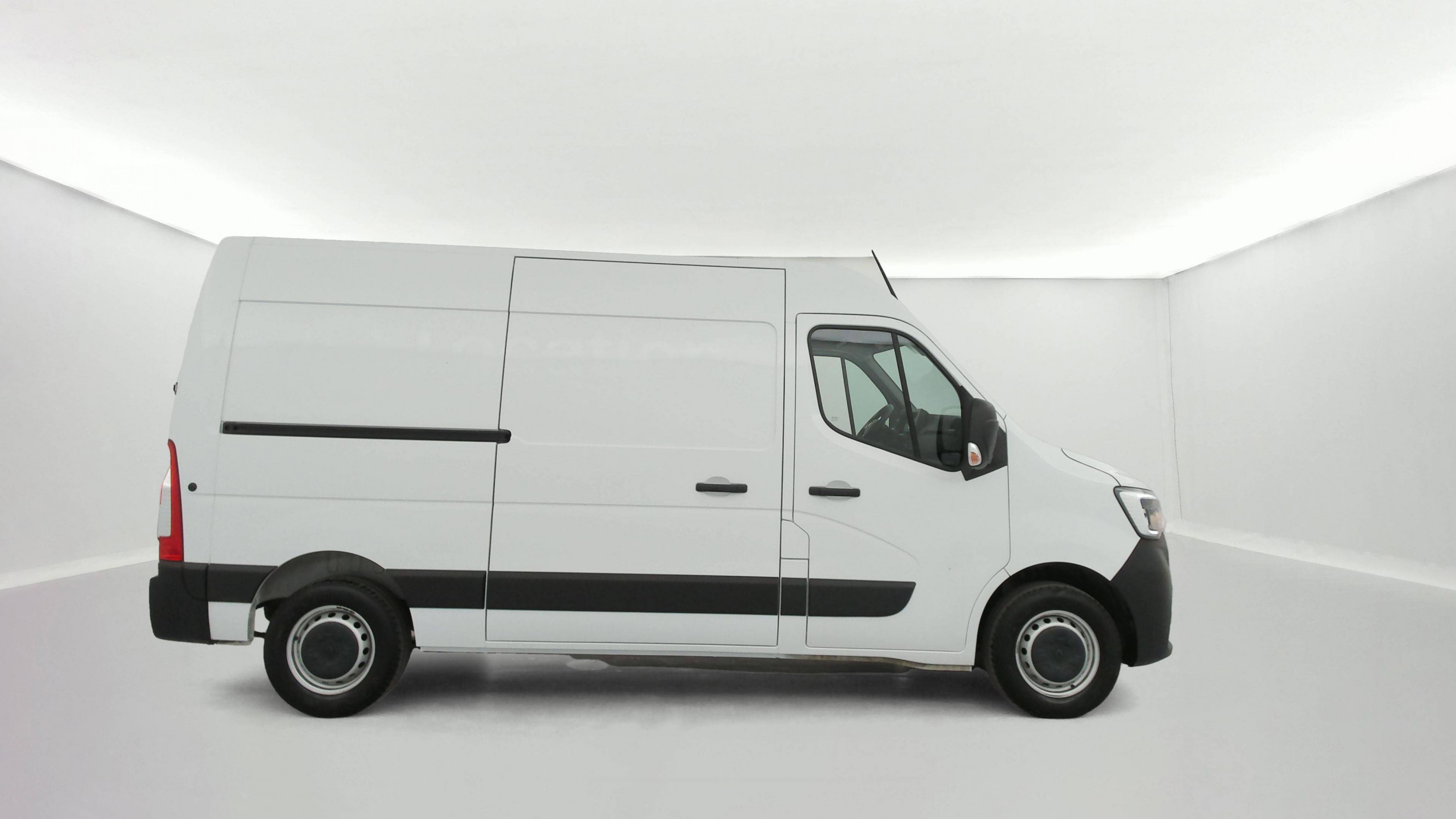 Vente en ligne Renault Master Fourgon MASTER FGN TRAC F3500 L2H2 BLUE DCI 135 au prix de 23 990 €