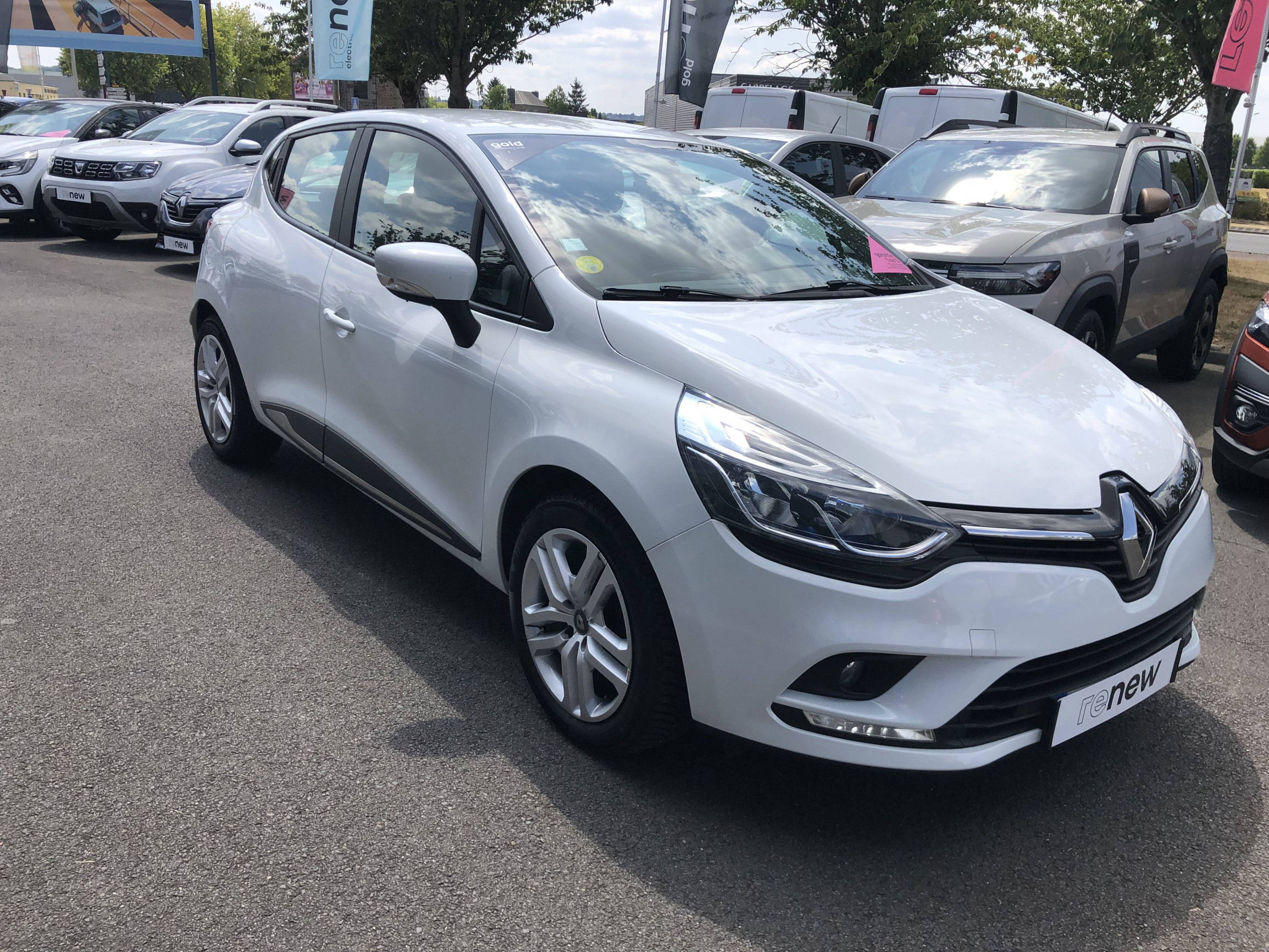 Vente en ligne Renault Clio 4 Clio dCi 75 E6C au prix de 10 990 €