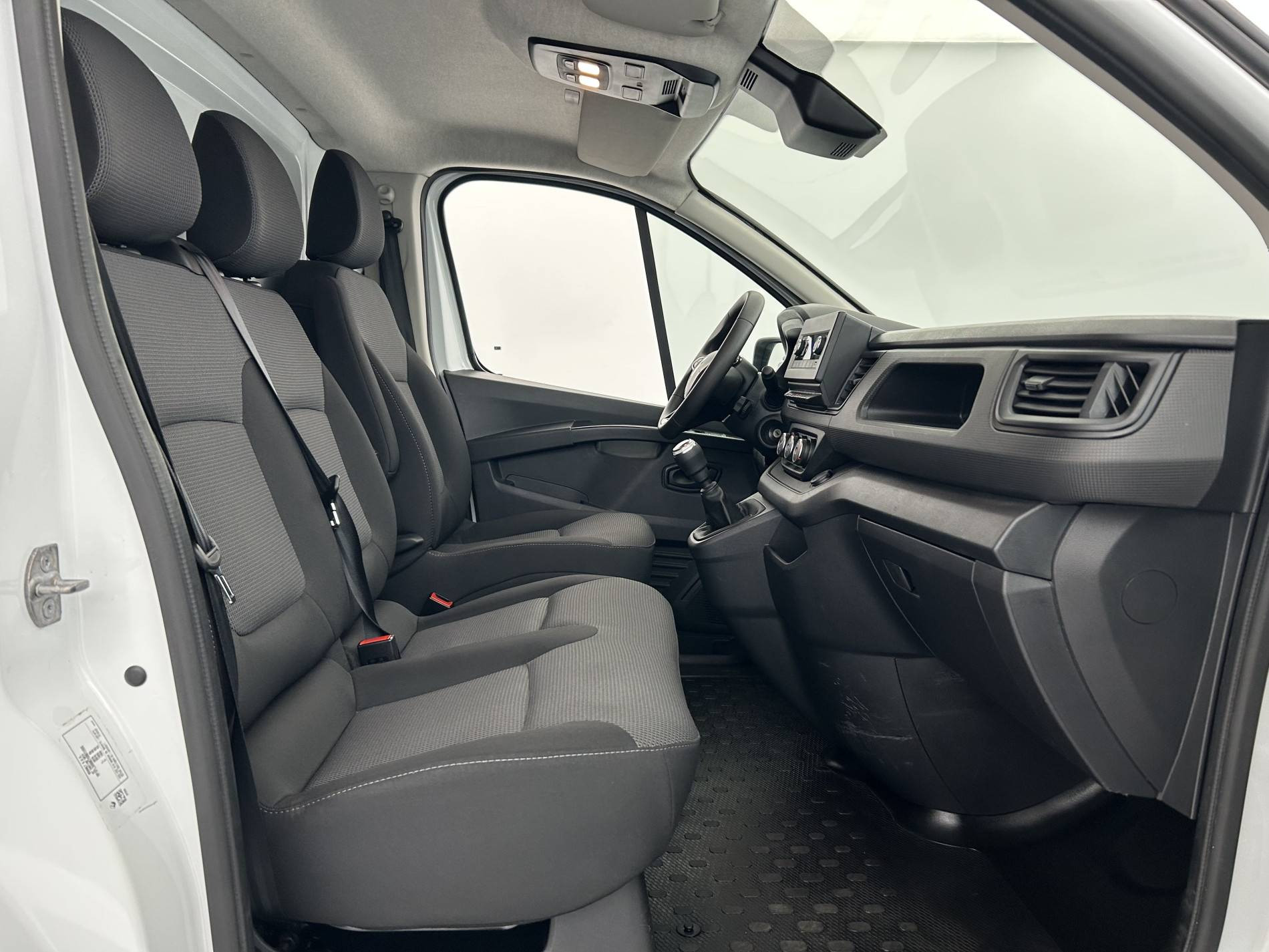 Vente en ligne Renault Trafic 3 Fourgon TRAFIC PC L2H1 3T BLUE DCI 150 au prix de 23 490 €
