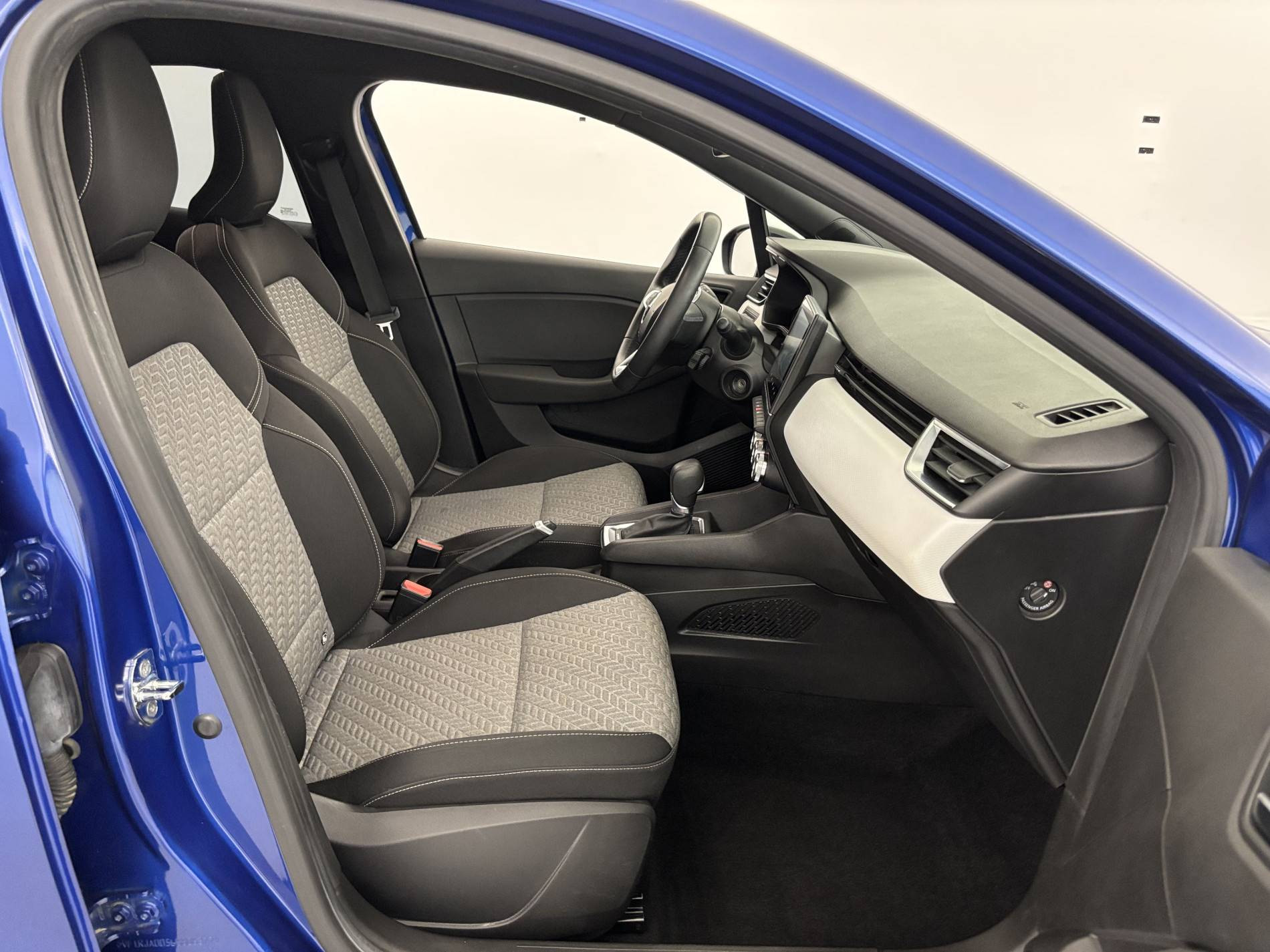 Vente en ligne Renault Clio 5 Clio E-Tech 140 - 21N au prix de 15 990 €