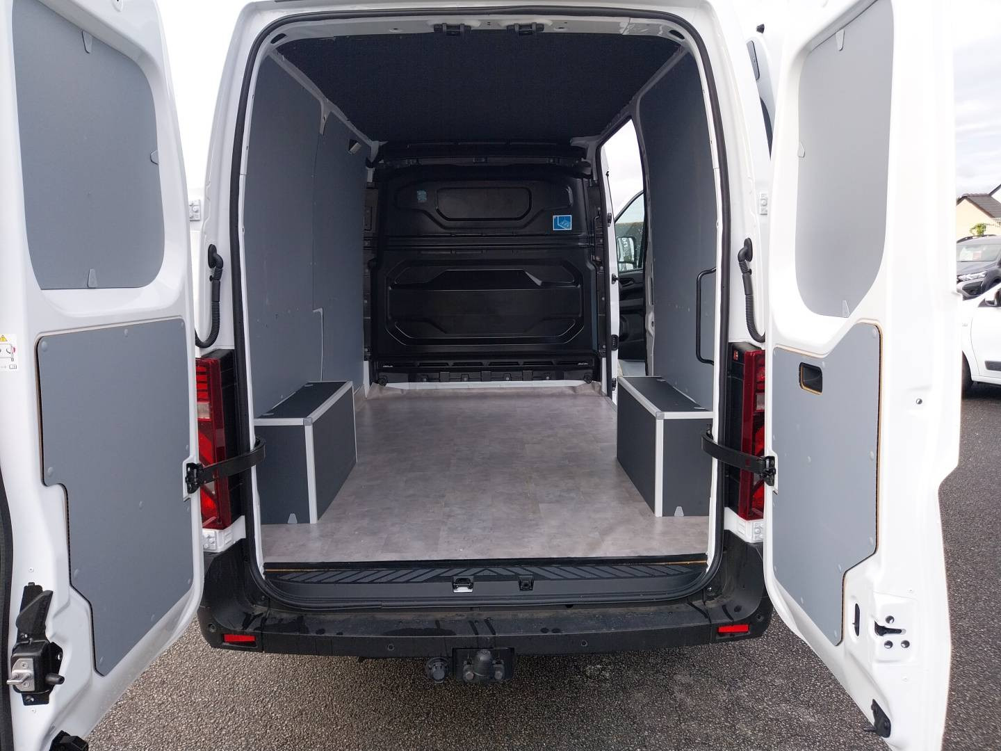 Vente en ligne Renault Master Fourgon MASTER FG BLUE DCI 130 L2H2 3T5 TR au prix de 30 990 €