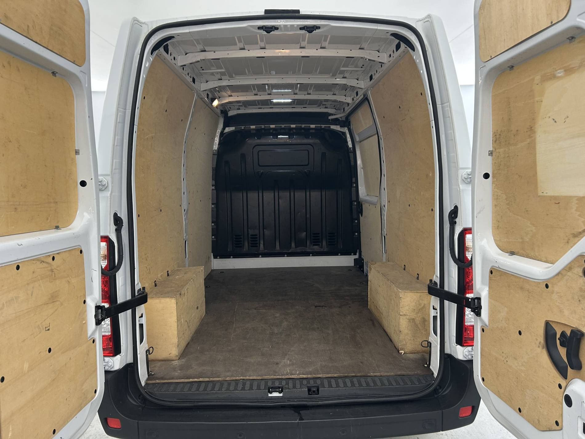 Vente en ligne Renault Master Fourgon MASTER FGN TRAC F3500 L2H2 BLUE DCI 135 au prix de 24 000 €