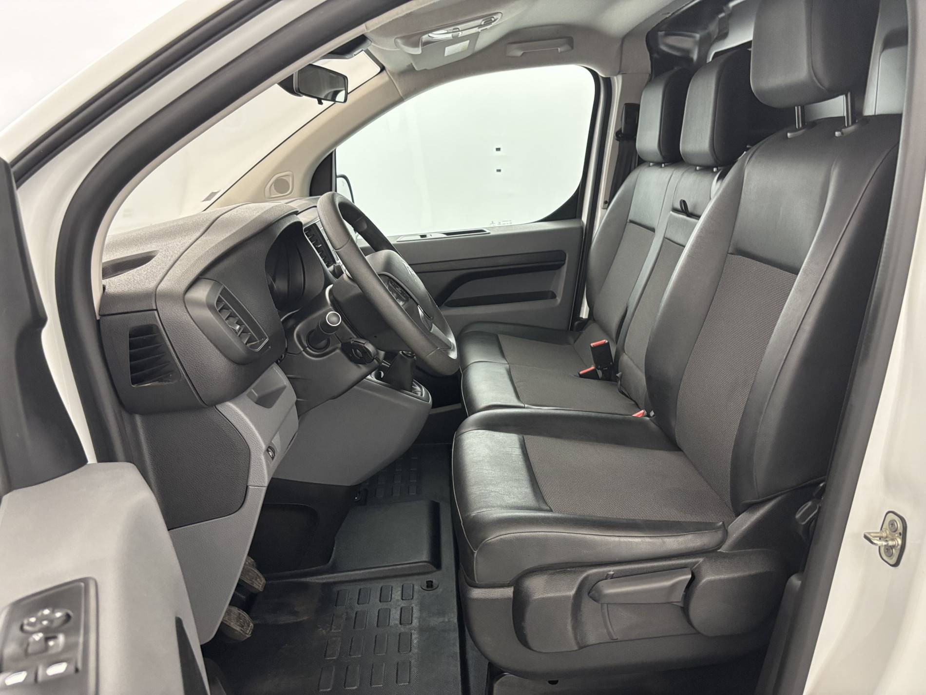 Vente en ligne Citroën Jumper Fourgon JUMPY FGN M BLUEHDI 120 S&S BVM6 au prix de 19 490 €