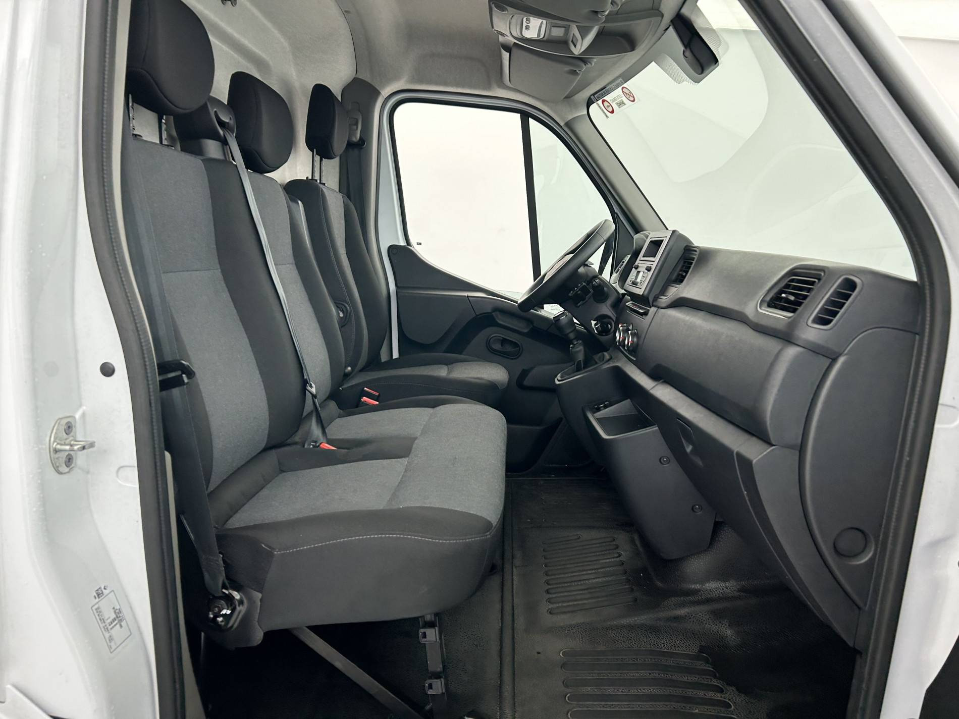 Vente en ligne Renault Master Fourgon  L2H2 BLUE DCI 135  au prix de 25 690 €