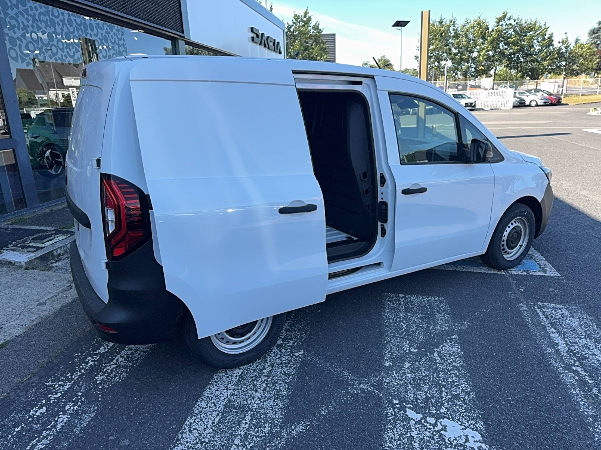 Vente en ligne Renault Kangoo Van  FG TOLE DCI 95 L1 AUTO au prix de 25 000 €