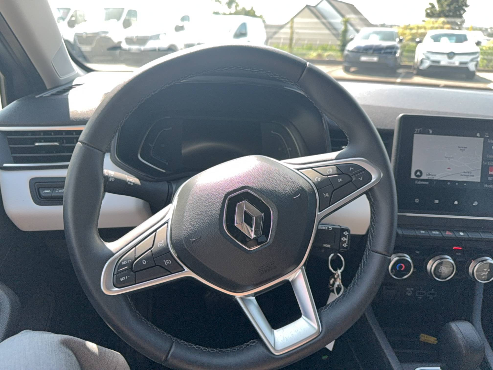Vente en ligne Renault Clio 5 Clio E-Tech full hybrid 145 au prix de 17 990 €