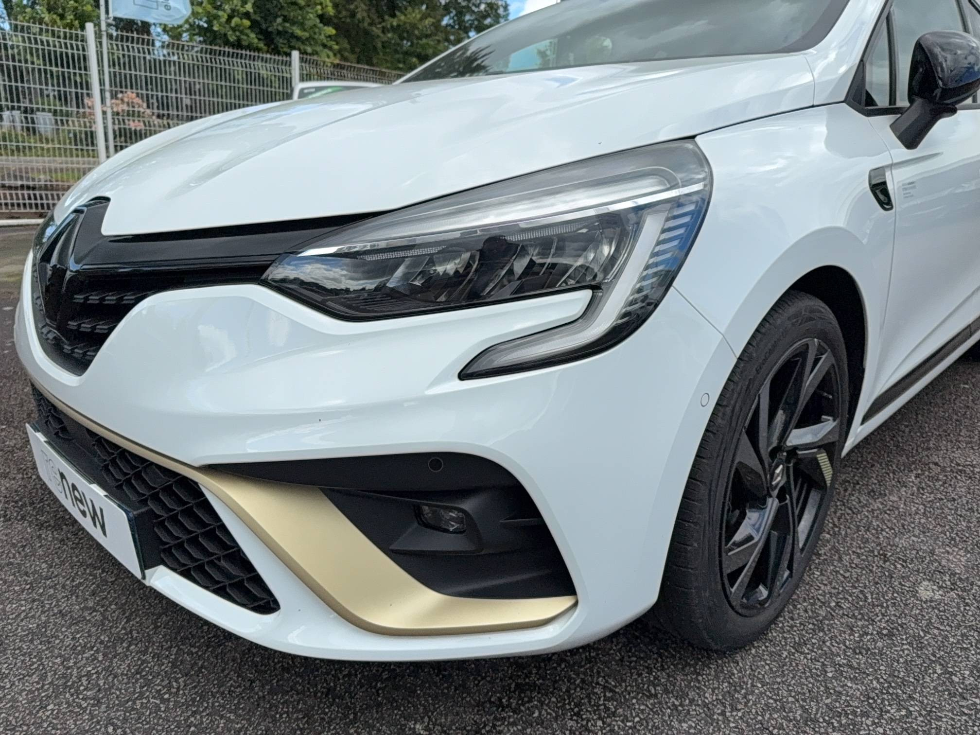 Vente en ligne Renault Clio 5 Clio E-Tech full hybrid 145 au prix de 18 990 €