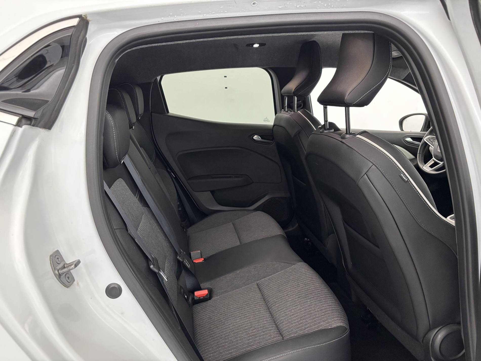 Vente en ligne Renault Clio 5 Clio E-Tech full hybrid 145 au prix de 15 890 €