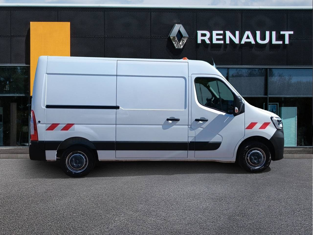 Vente en ligne Renault Master Fourgon MASTER FGN TRAC F3300 L2H2 BLUE DCI 135 au prix de 23 490 €
