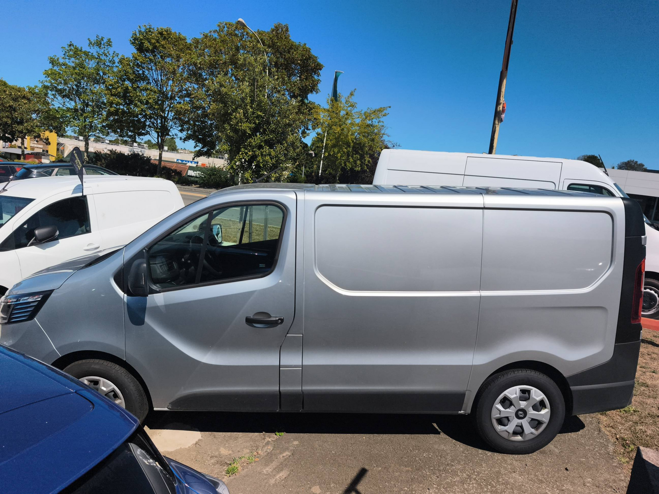 Vente en ligne Renault Trafic 3 Fourgon TRAFIC FG BLUE DCI 170 L1H1 2T8 AUTO au prix de 34 490 €