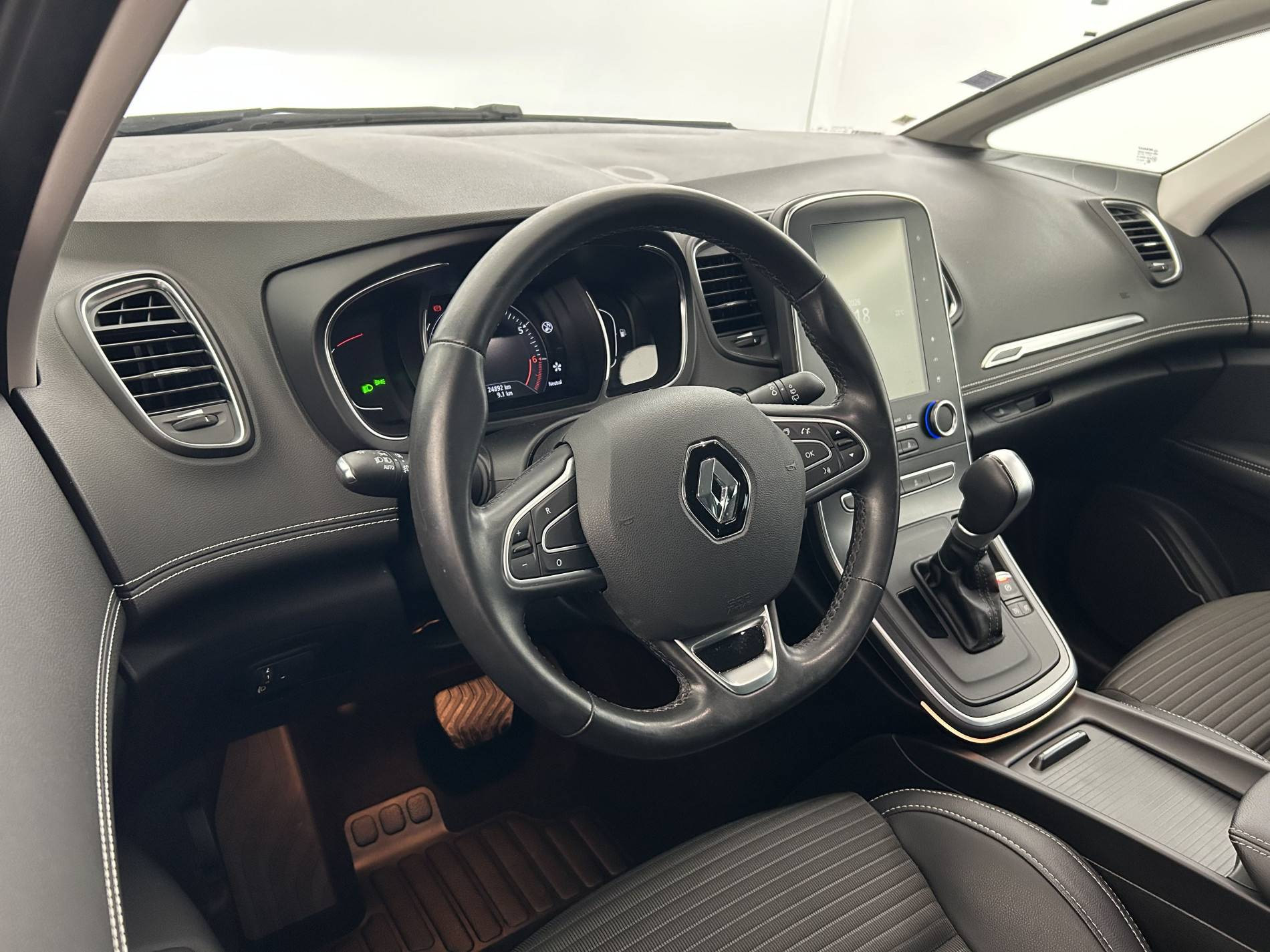 Vente en ligne Renault Scenic 4 Scenic TCe 140 Energy EDC au prix de 18 790 €