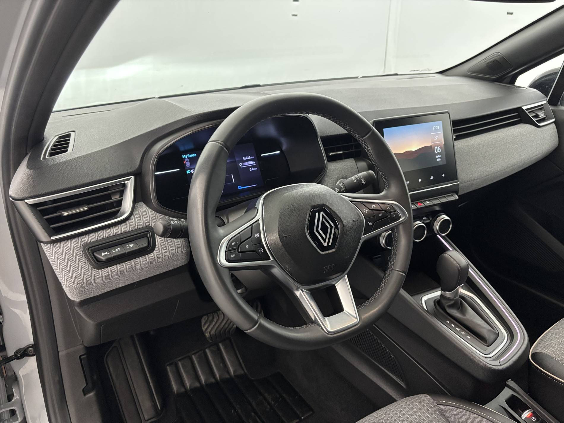 Vente en ligne Renault Clio 5 Clio E-Tech full hybrid 145 au prix de 17 990 €