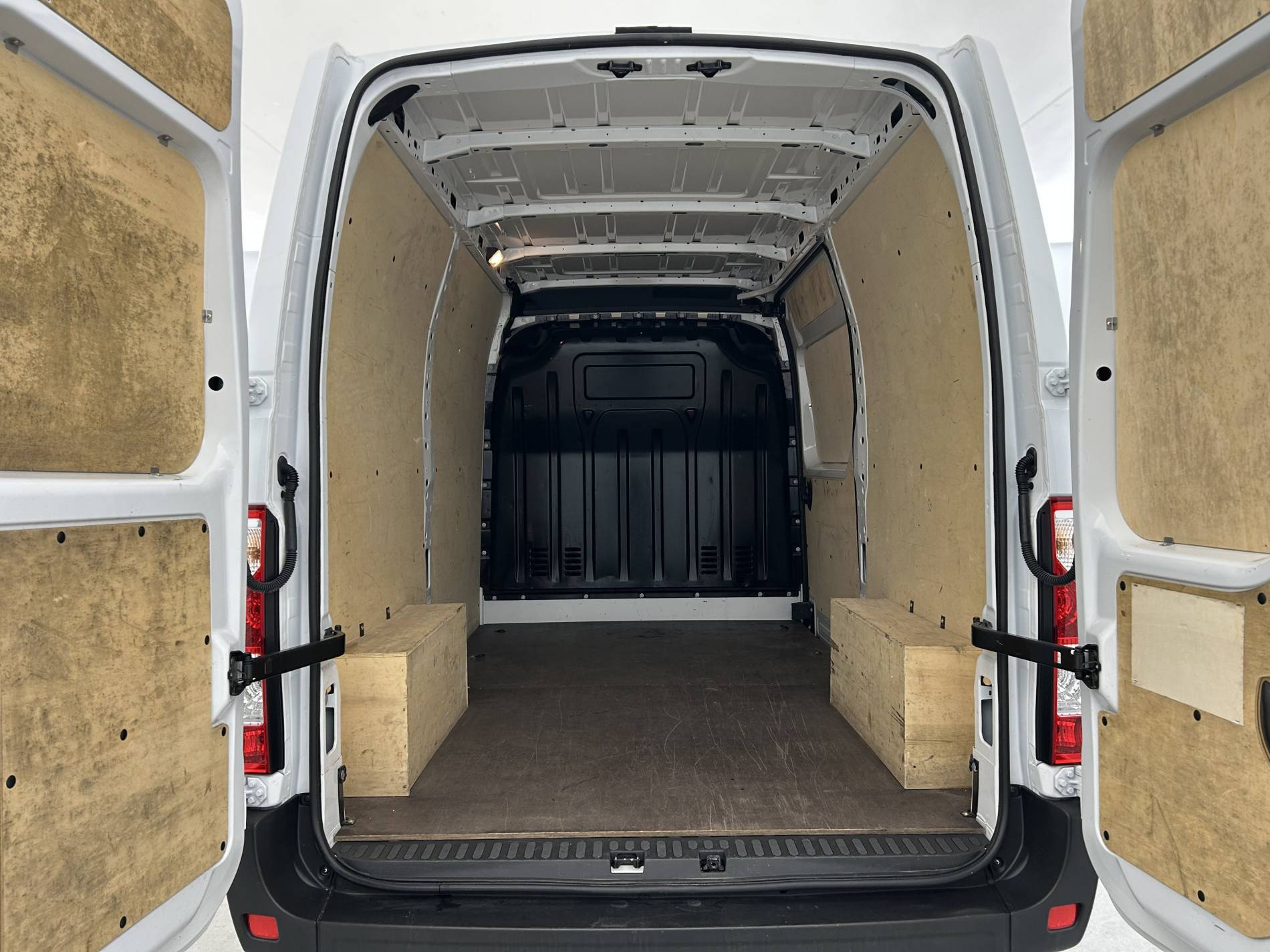 Vente en ligne Renault Master Fourgon MASTER FGN TRAC F3500 L2H2 BLUE DCI 135 au prix de 27 990 €