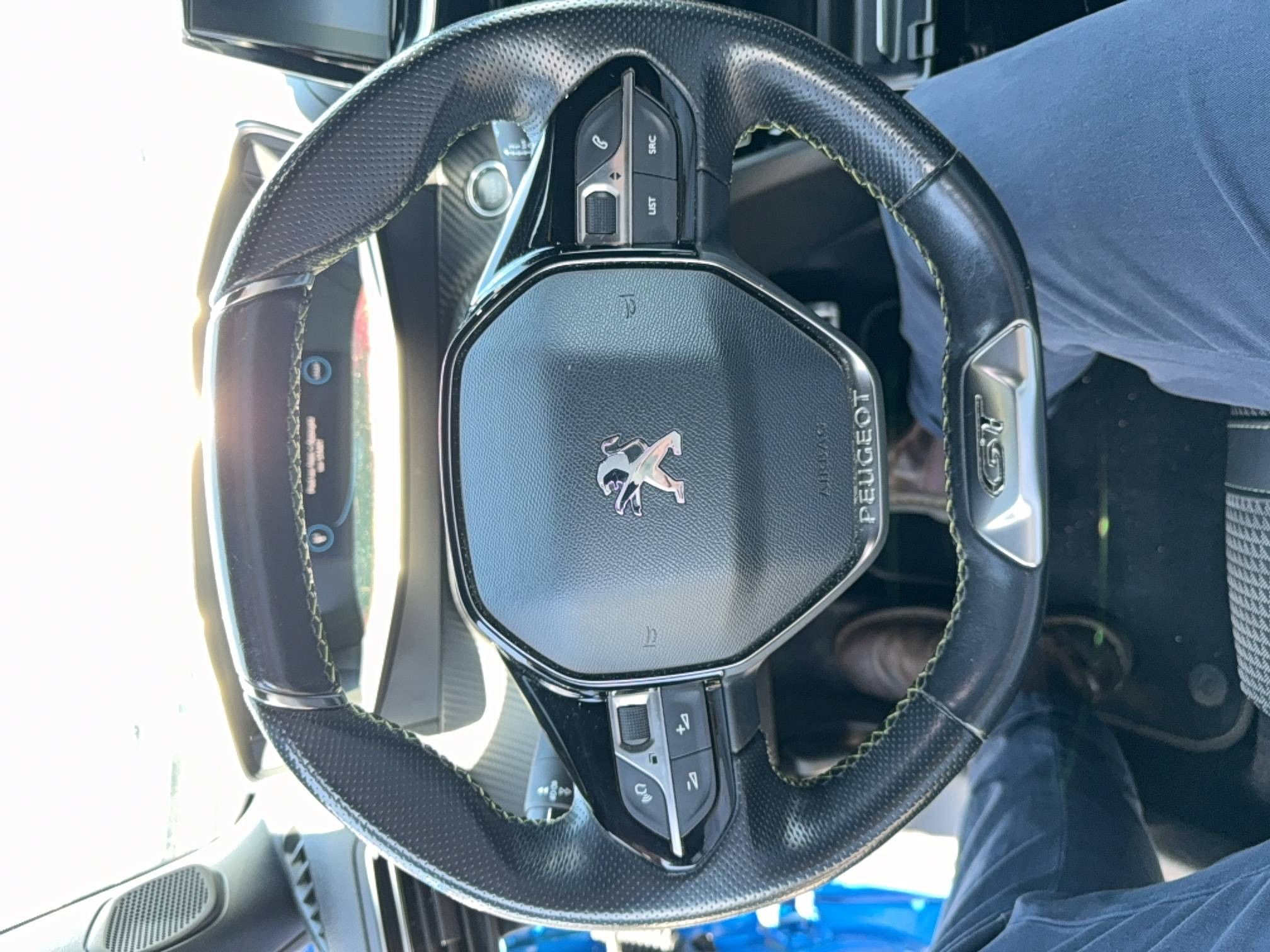 Vente en ligne Peugeot E-2008  136 ch au prix de 11 990 €