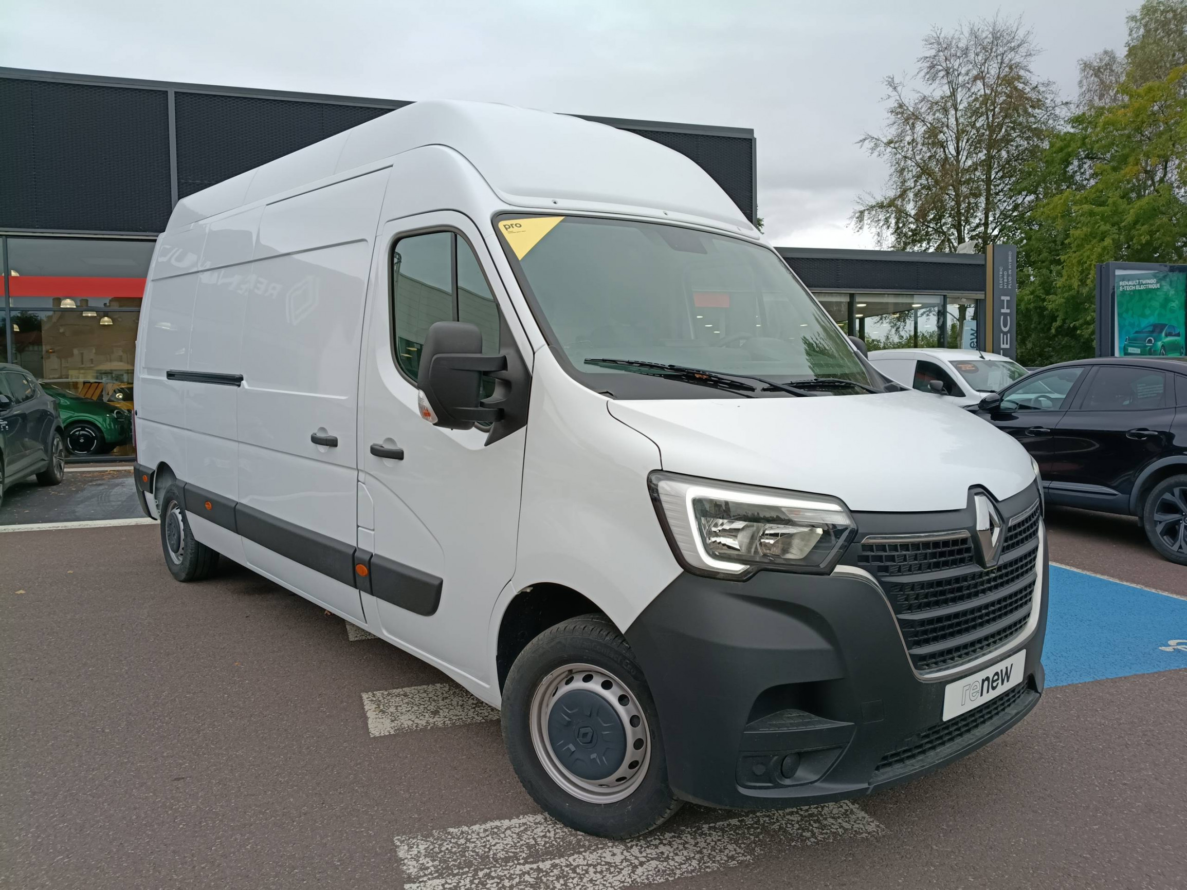 Vente en ligne Renault Master Fourgon MASTER FGN TRAC F3500 L3H3 BLUE DCI 135 au prix de 26 490 €