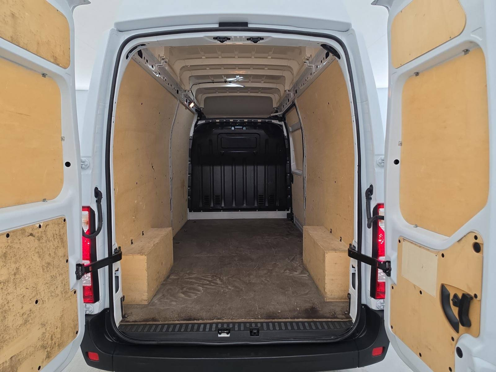 Vente en ligne Renault Master Fourgon MASTER FGN TRAC F3500 L3H3 BLUE DCI 135 au prix de 25 900 €