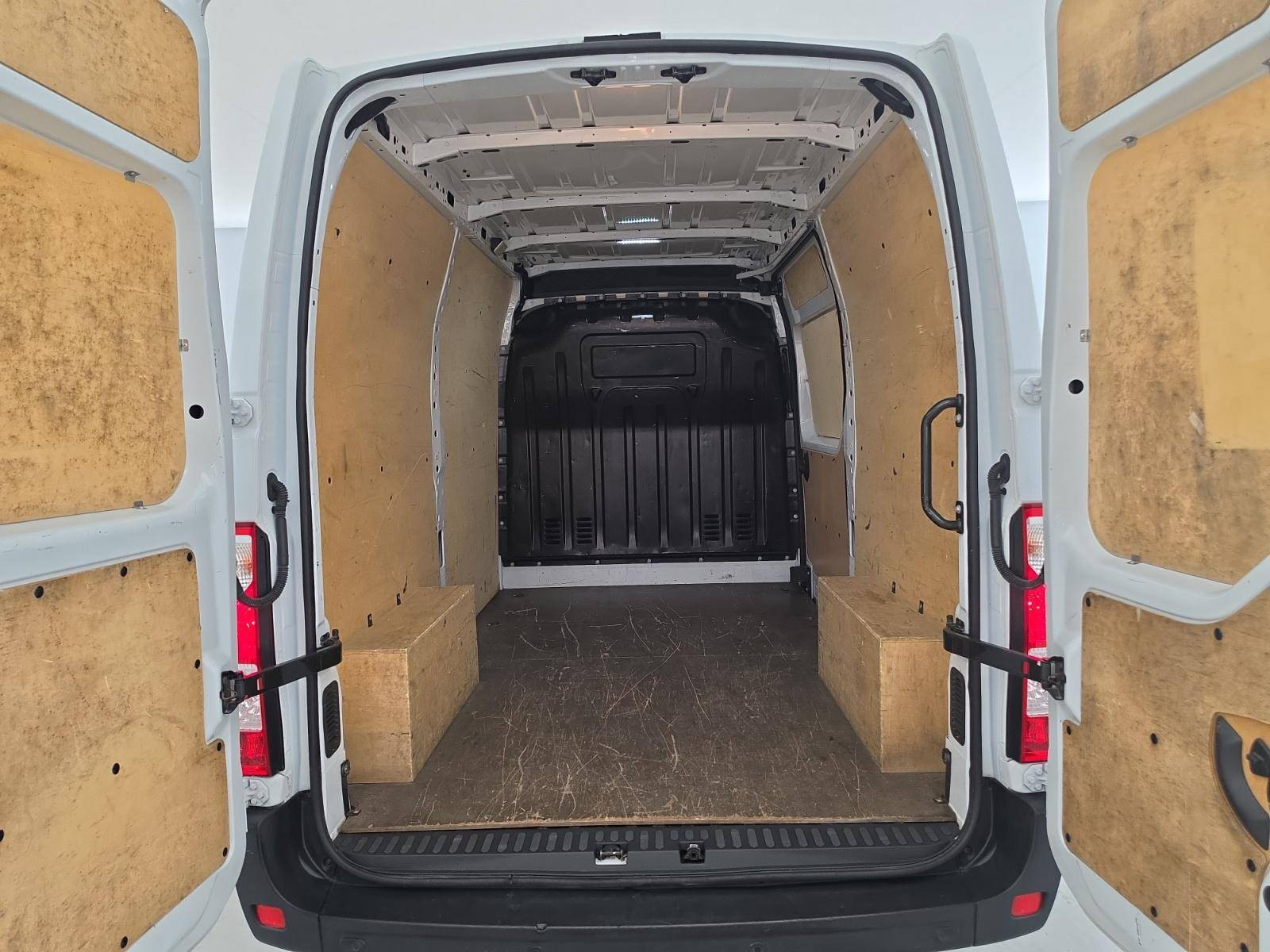 Vente en ligne Renault Master Fourgon MASTER FGN TRAC F3500 L2H2 BLUE DCI 135 au prix de 21 490 €