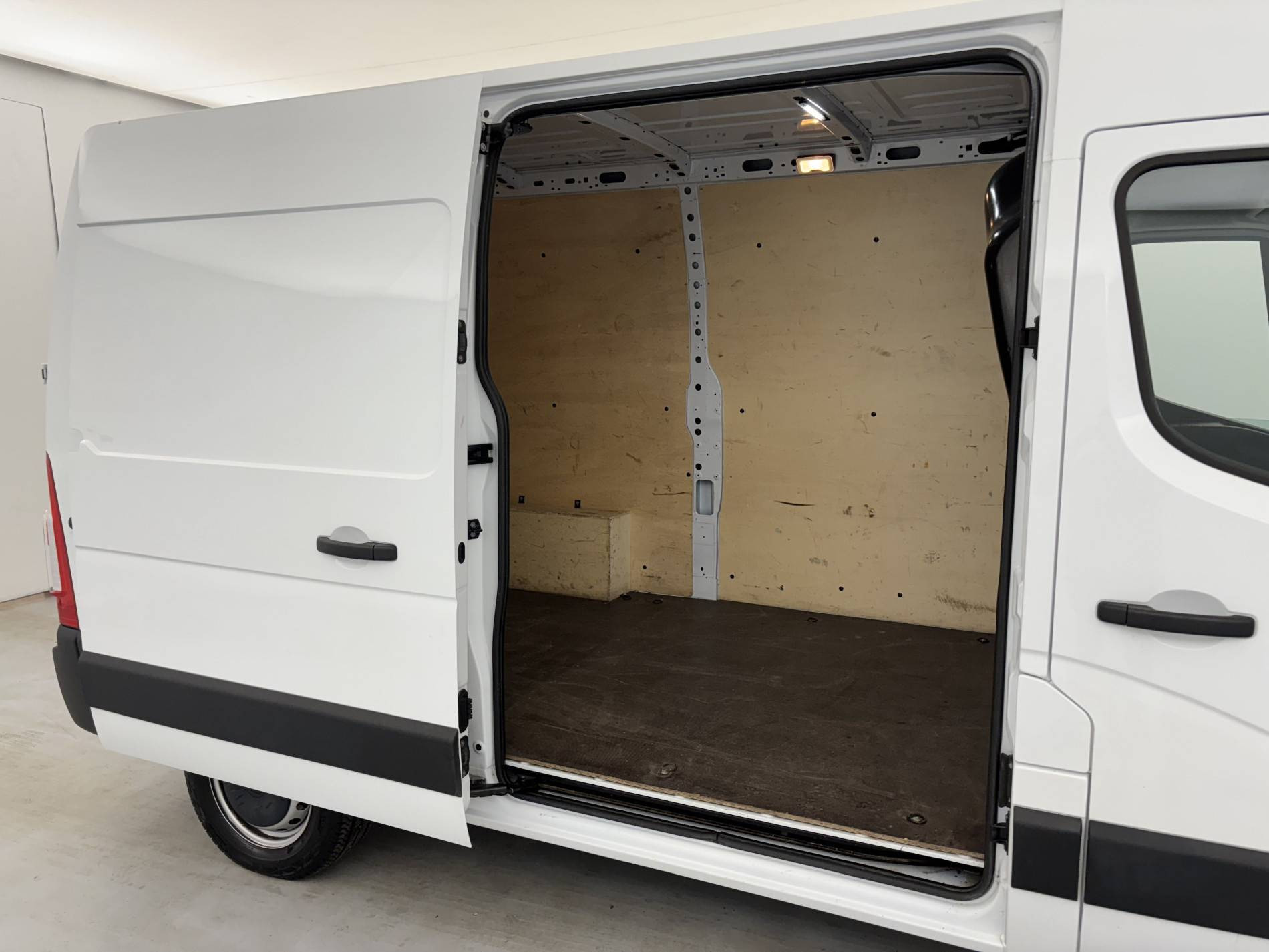 Vente en ligne Renault Master Fourgon MASTER FGN TRAC F3500 L2H2 BLUE DCI 135 au prix de 20 990 €