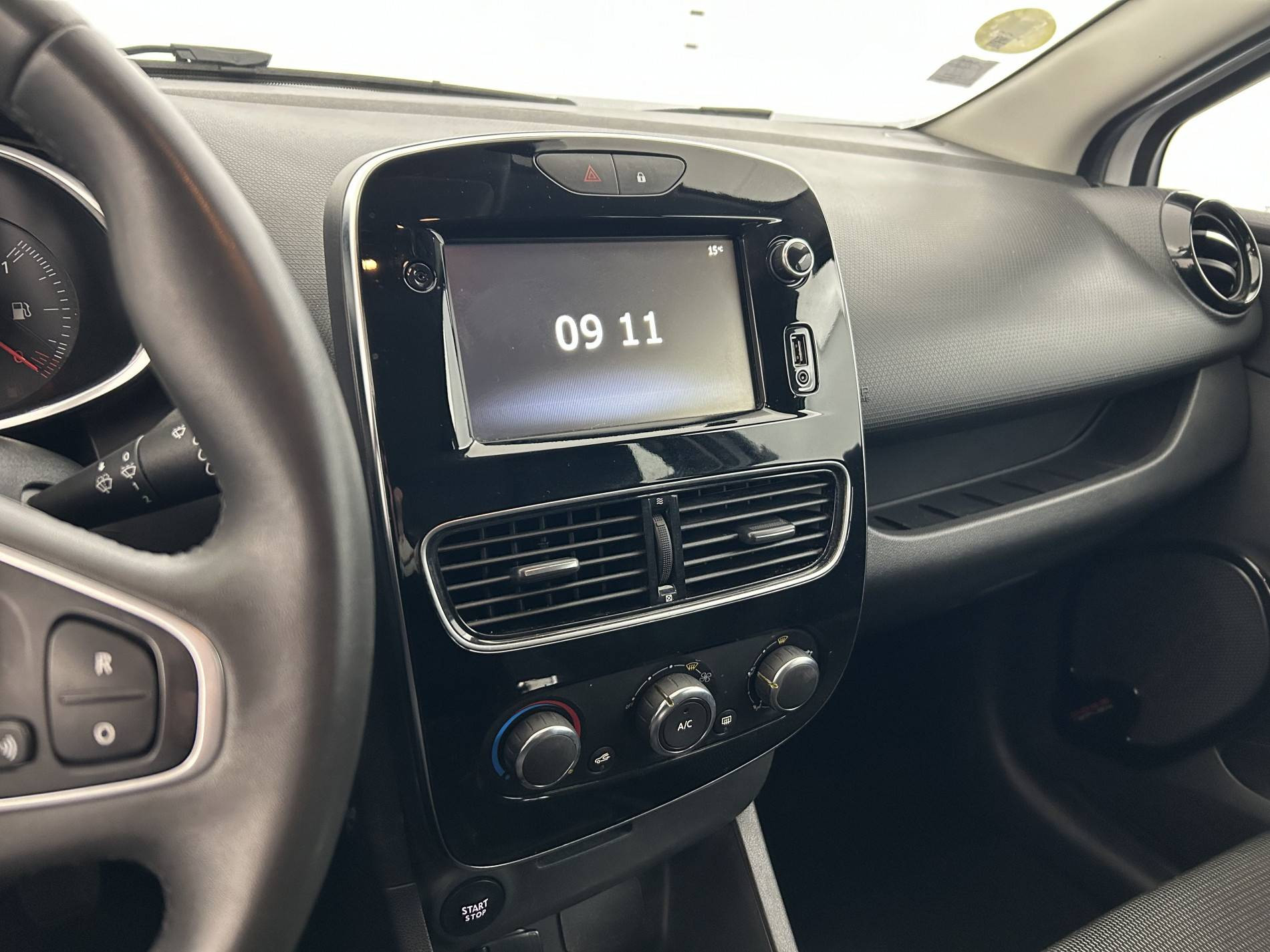 Vente en ligne Renault Clio 4 Clio dCi 75 E6C au prix de 10 890 €