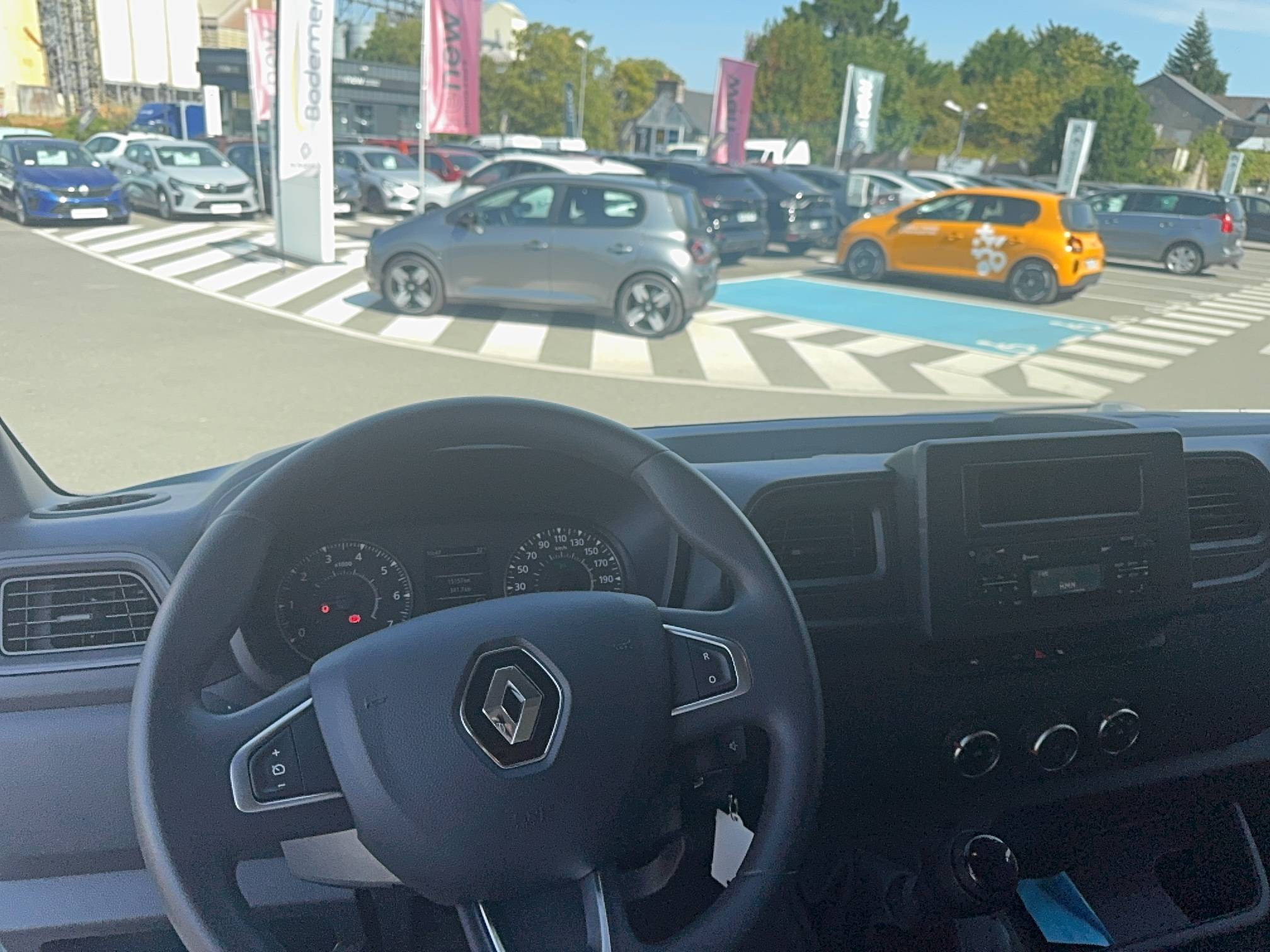 Vente en ligne Renault Master Fourgon MASTER FGN TRAC F3500 L2H2 BLUE DCI 135 au prix de 25 500 €