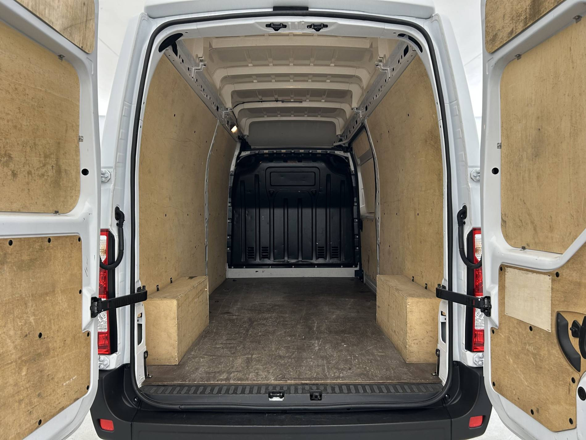 Vente en ligne Renault Master Fourgon MASTER FGN TRAC F3500 L3H3 BLUE DCI 135 au prix de 28 990 €