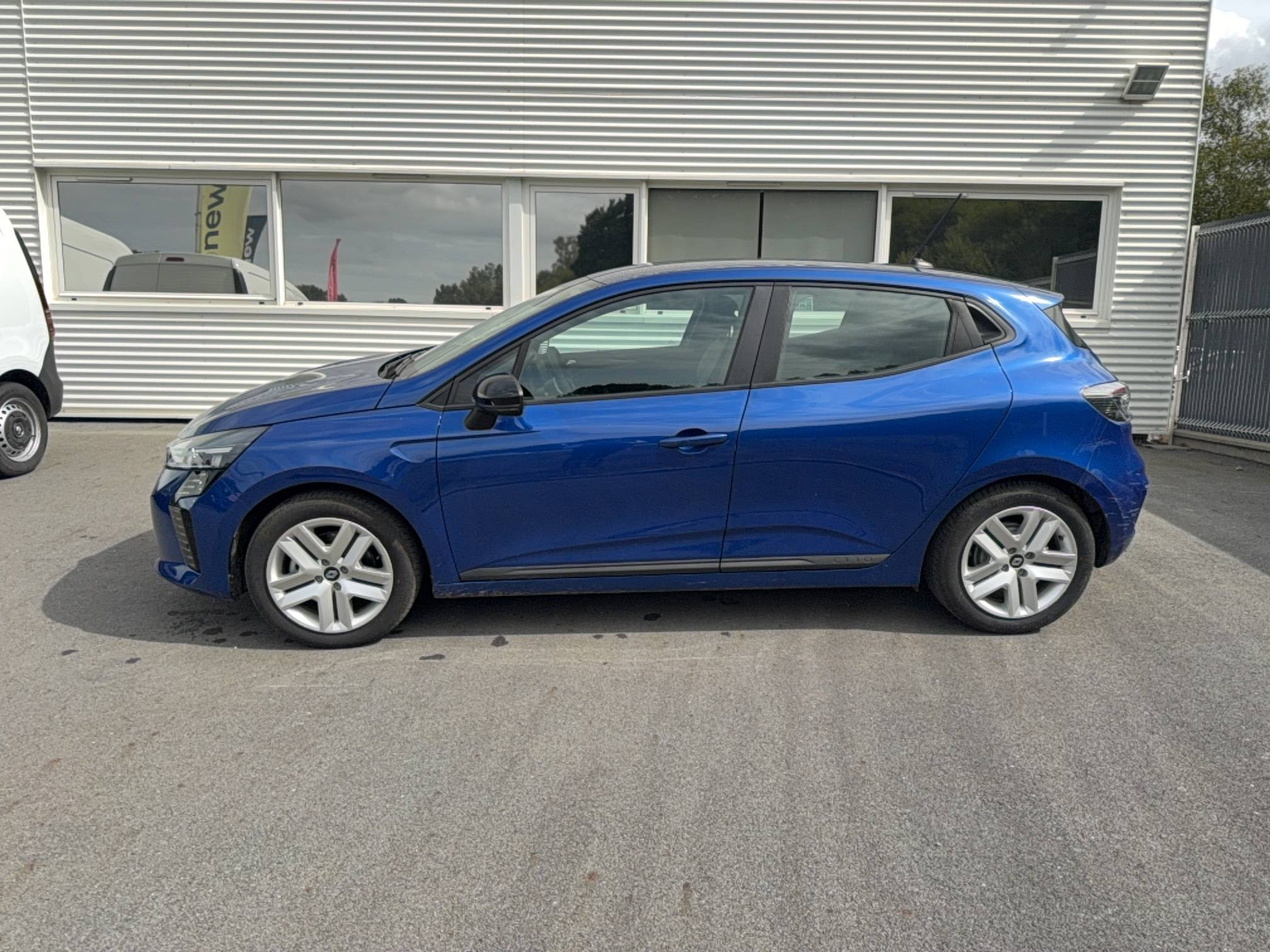 Vente en ligne Renault Clio 5 Clio E-Tech full hybrid 145 au prix de 17 990 €