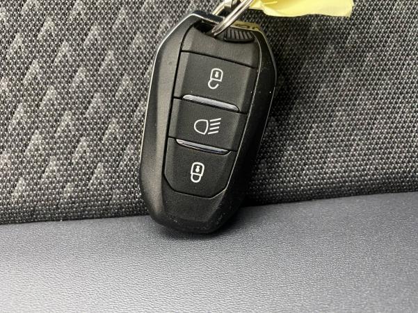 Vente en ligne Peugeot 2008  BlueHDi 100 S&S BVM6 au prix de 22 990 €