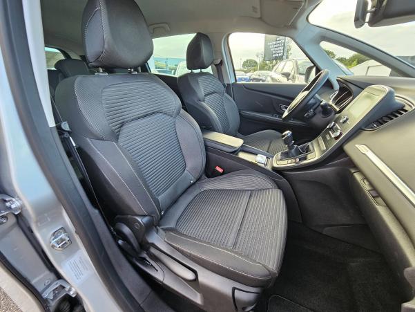 Vente en ligne Renault Grand Scenic 4 Grand Scenic Blue dCi 120 au prix de 20 590 €