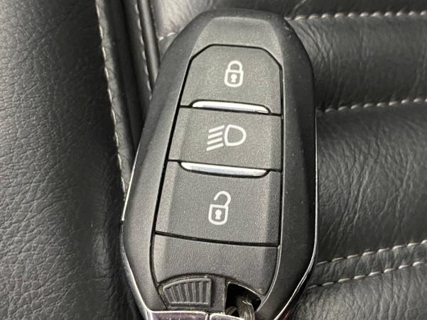 Vente en ligne Peugeot 3008  1.2 Puretech 130ch S&S EAT6 au prix de 23 500 €