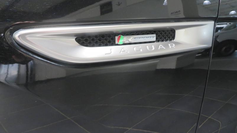 Vente en ligne Jaguar F-Pace  2.0 D - 180 ch  AWD BVA8 au prix de 29 990 €