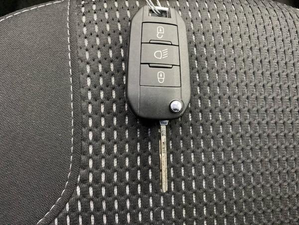 Vente en ligne Peugeot 208  PureTech 82ch S&S BVM5 au prix de 14 990 €